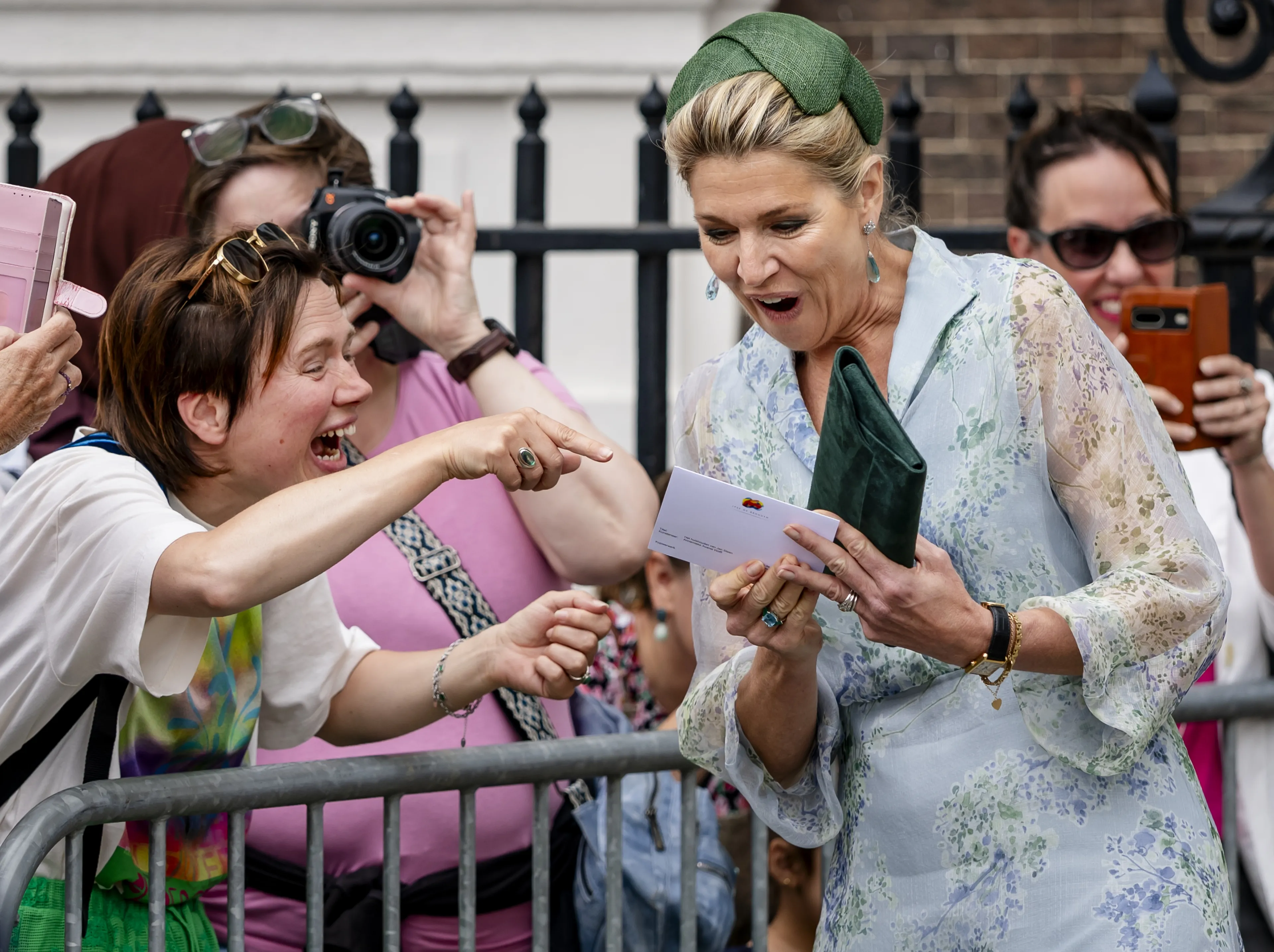 Koningin Máxima krijgt een kaartje.