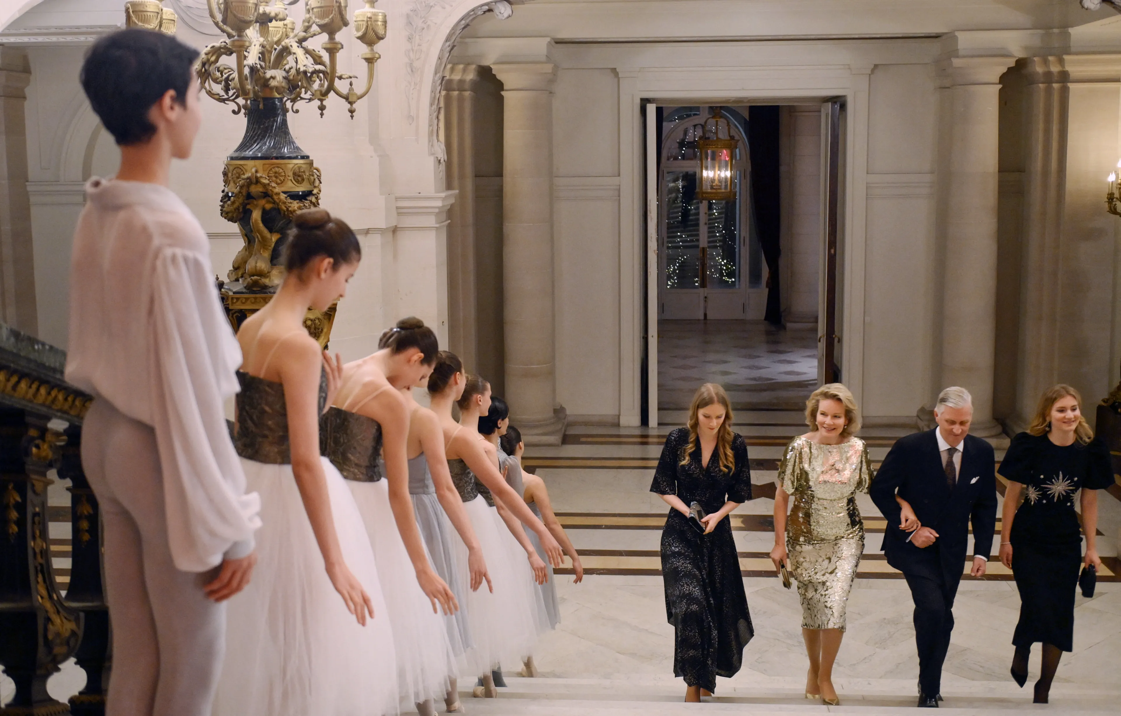 De jurk glinstert al van ver.