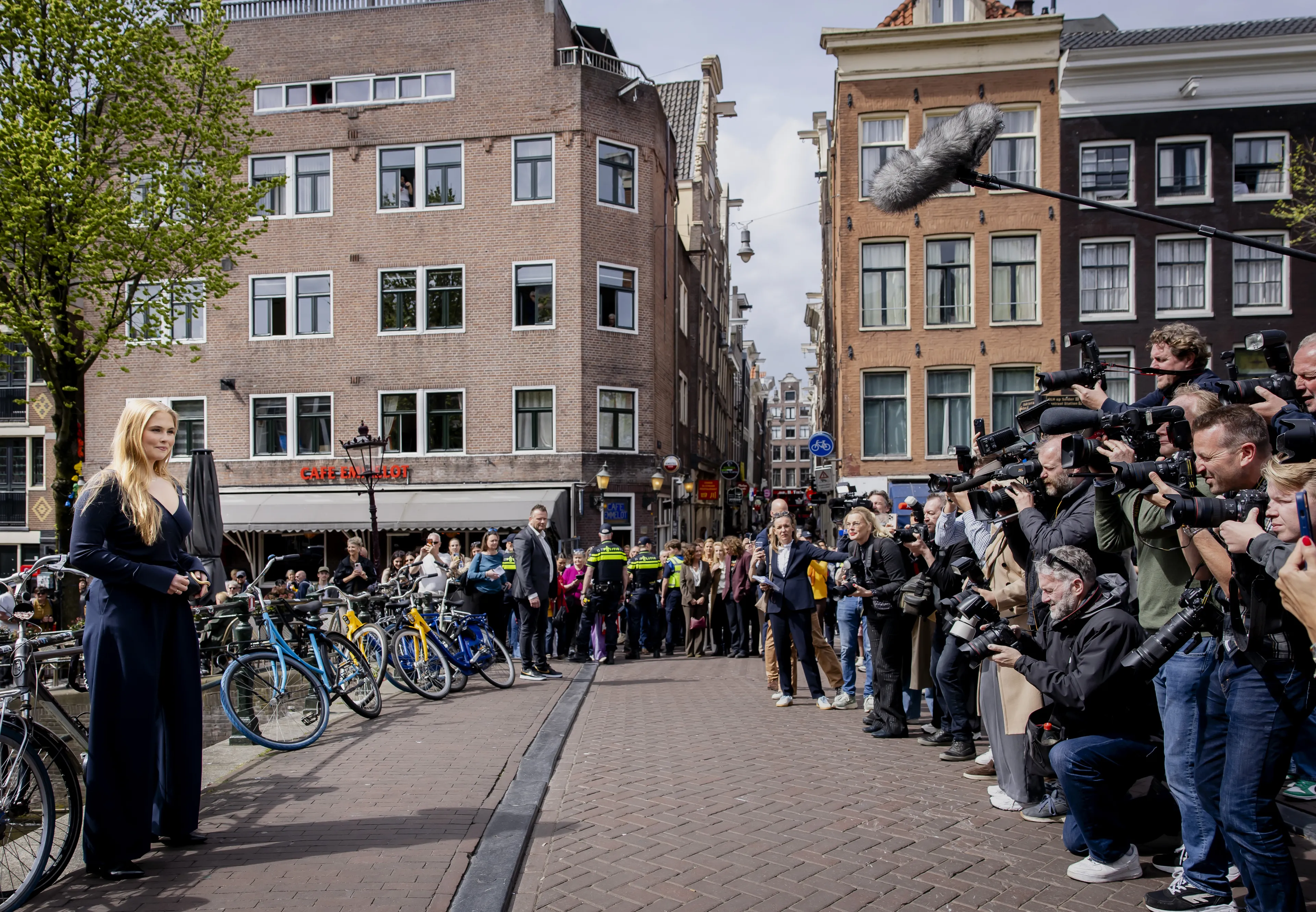 Prinses Amalia poseert voor de pers tijdens haar tweedaagse bezoek in Amsterdam.