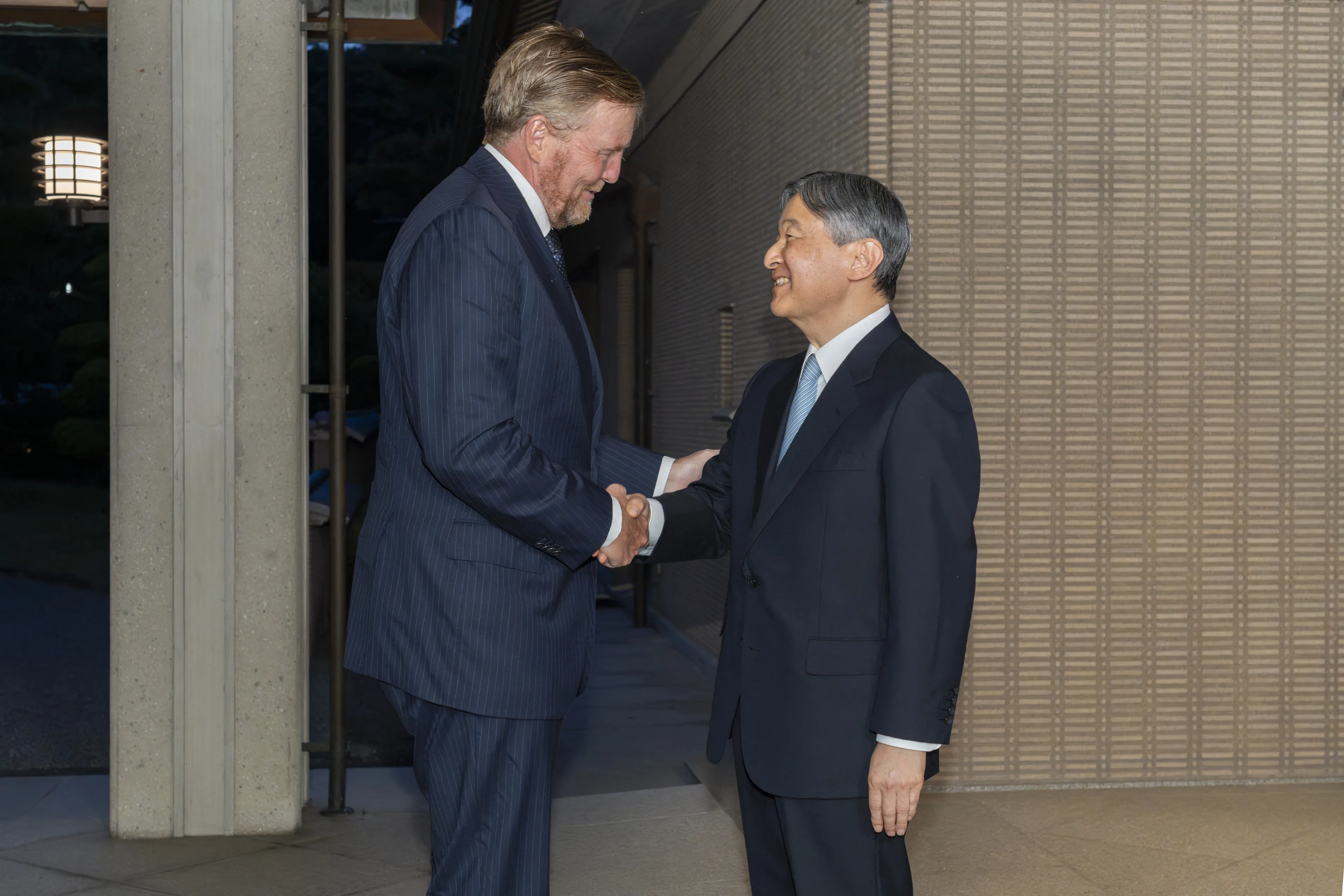 Koning Willem-Alexander geeft keizer Naruhito een hand (2025).