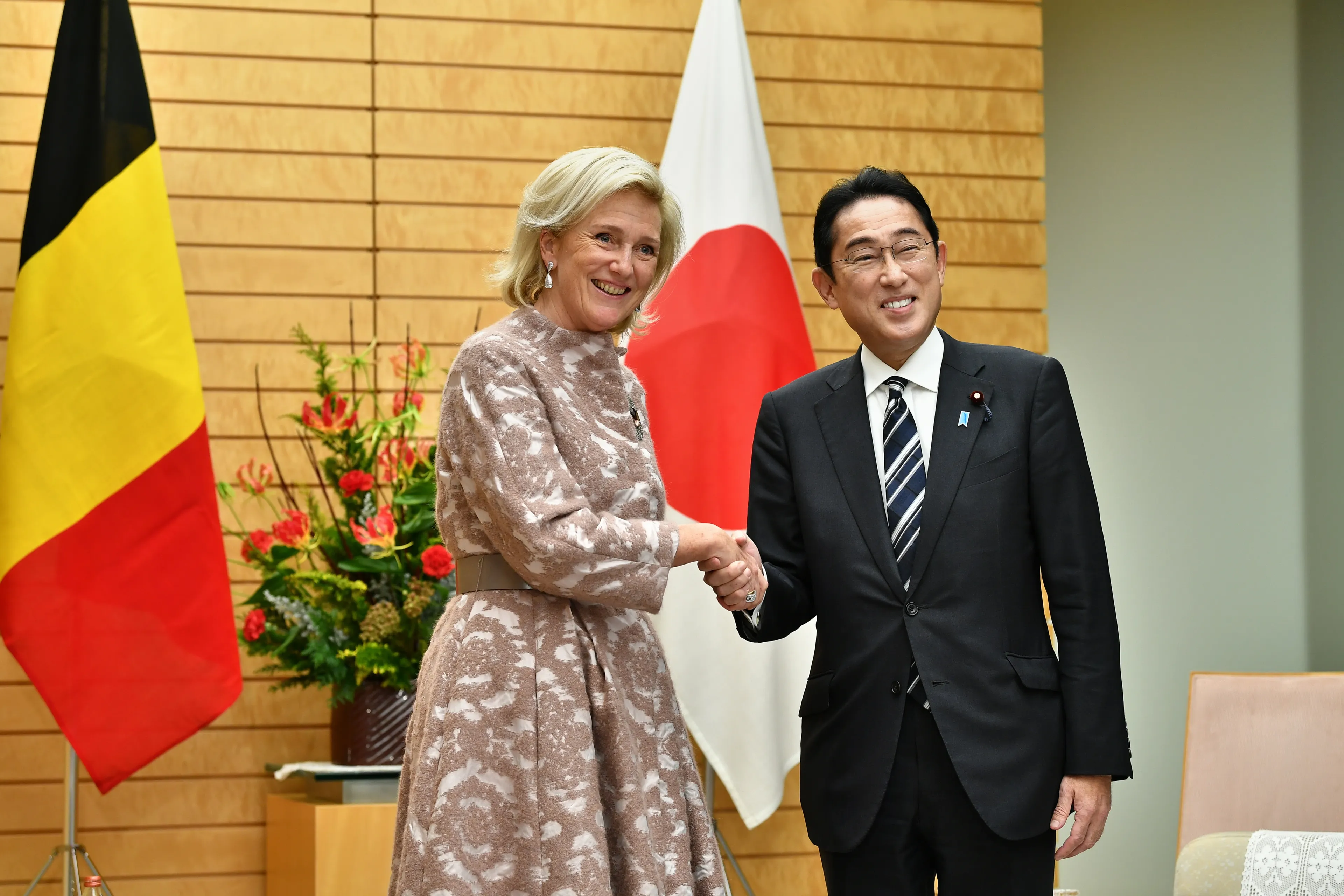 Prinses Astrid van België wordt in Tokio verwelkomd door de Japanse premier Fumio Kishida bij de start van hun ontmoeting in de ambtswoning van de premier (2022).