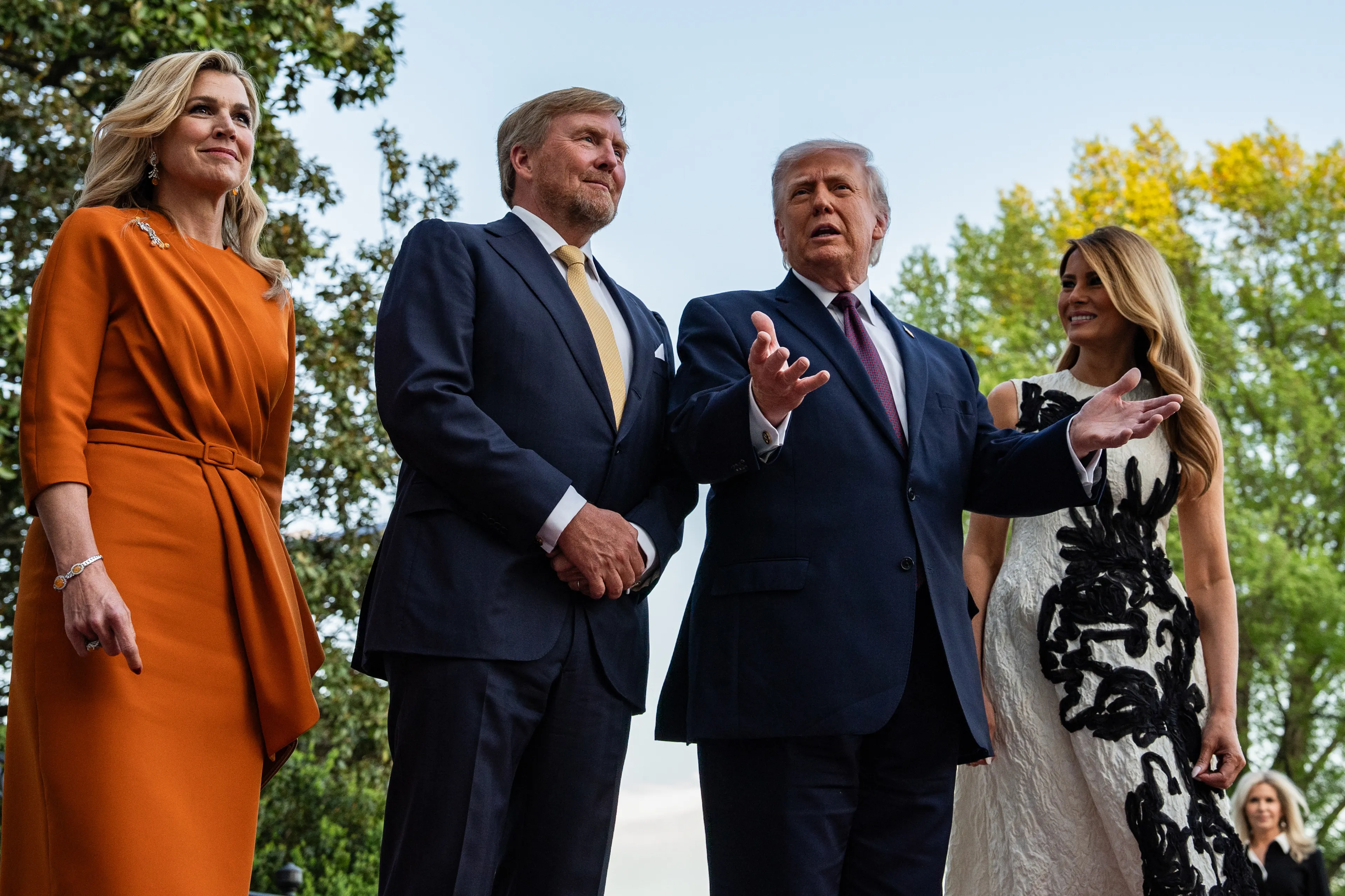 Het koningspaar wordt opgewacht door president Trump en zijn echtgenote.