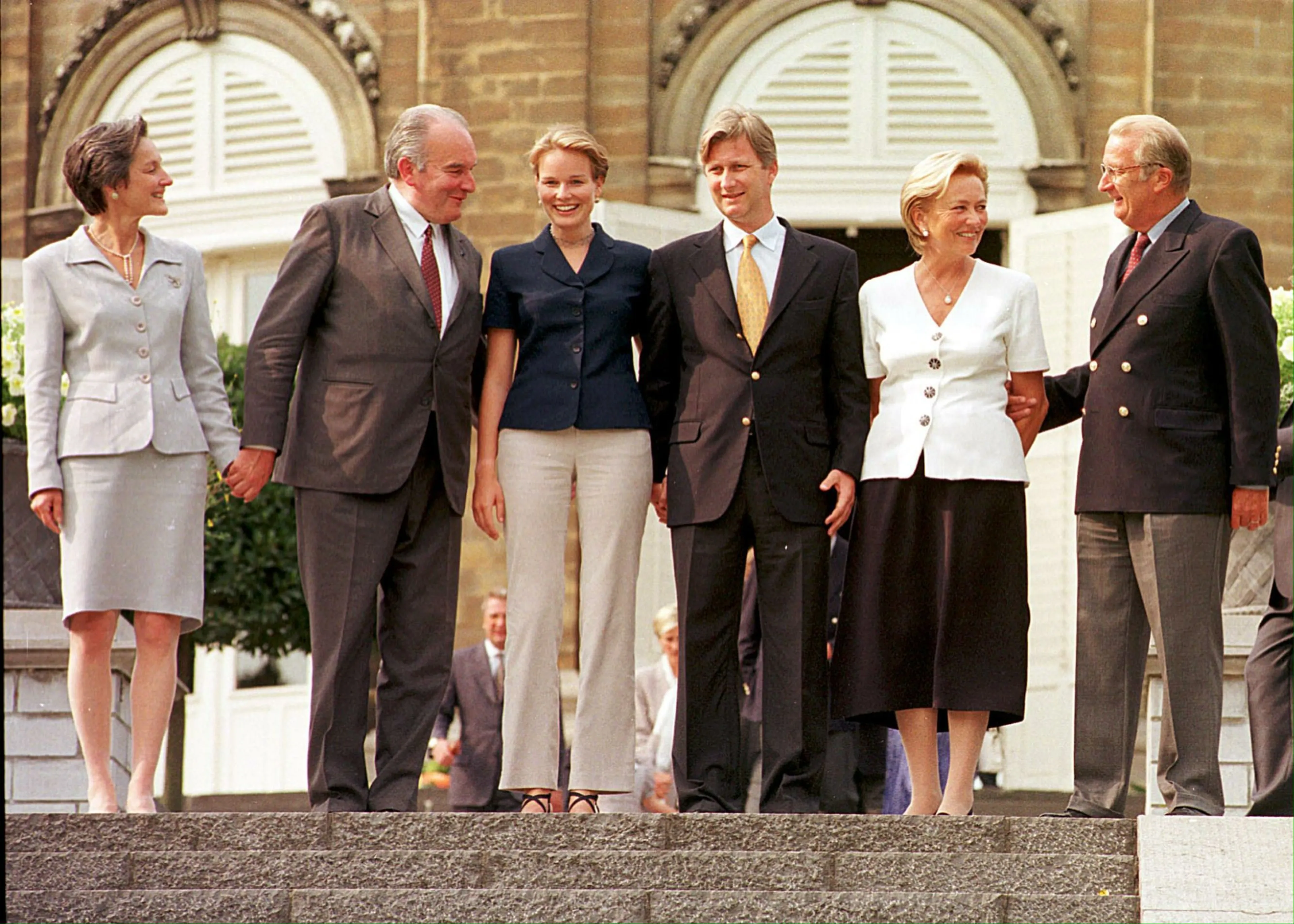 Filip en Mathilde naast de koninklijke familie bij de aankondiging van hun verloving (1999).