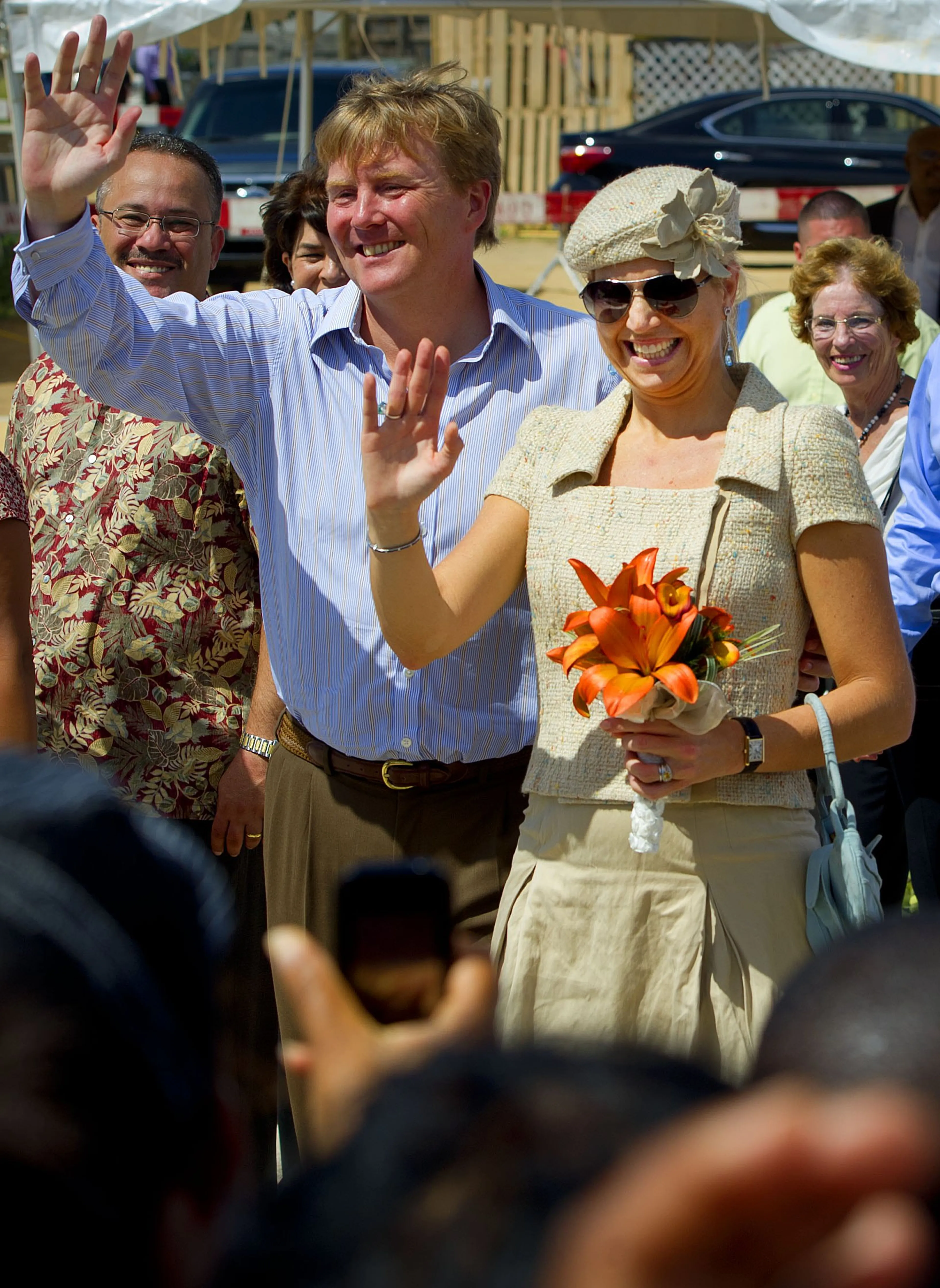 Prins Willem-Alexander en prinses Maxima brengen een bezoek aan de woonwijk Yuwana Morto (dode leguaan) op Aruba.