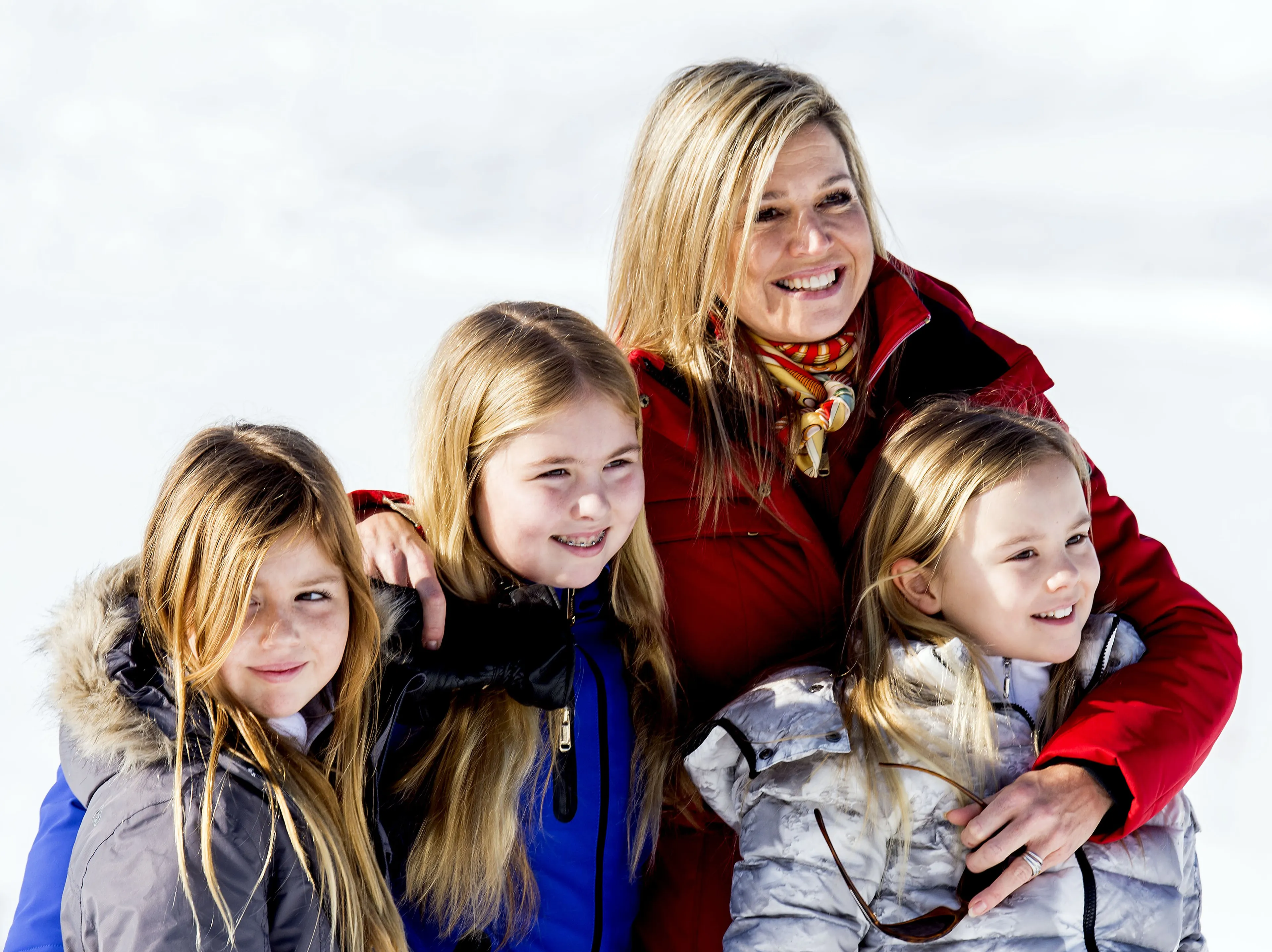 Koningin Maxima, prinses Amalia, prinses Alexia en prinses Ariane tijdens de jaarlijkse fotosessie van de koninklijke familie in het Oostenrijkse skioord Lech (2016).