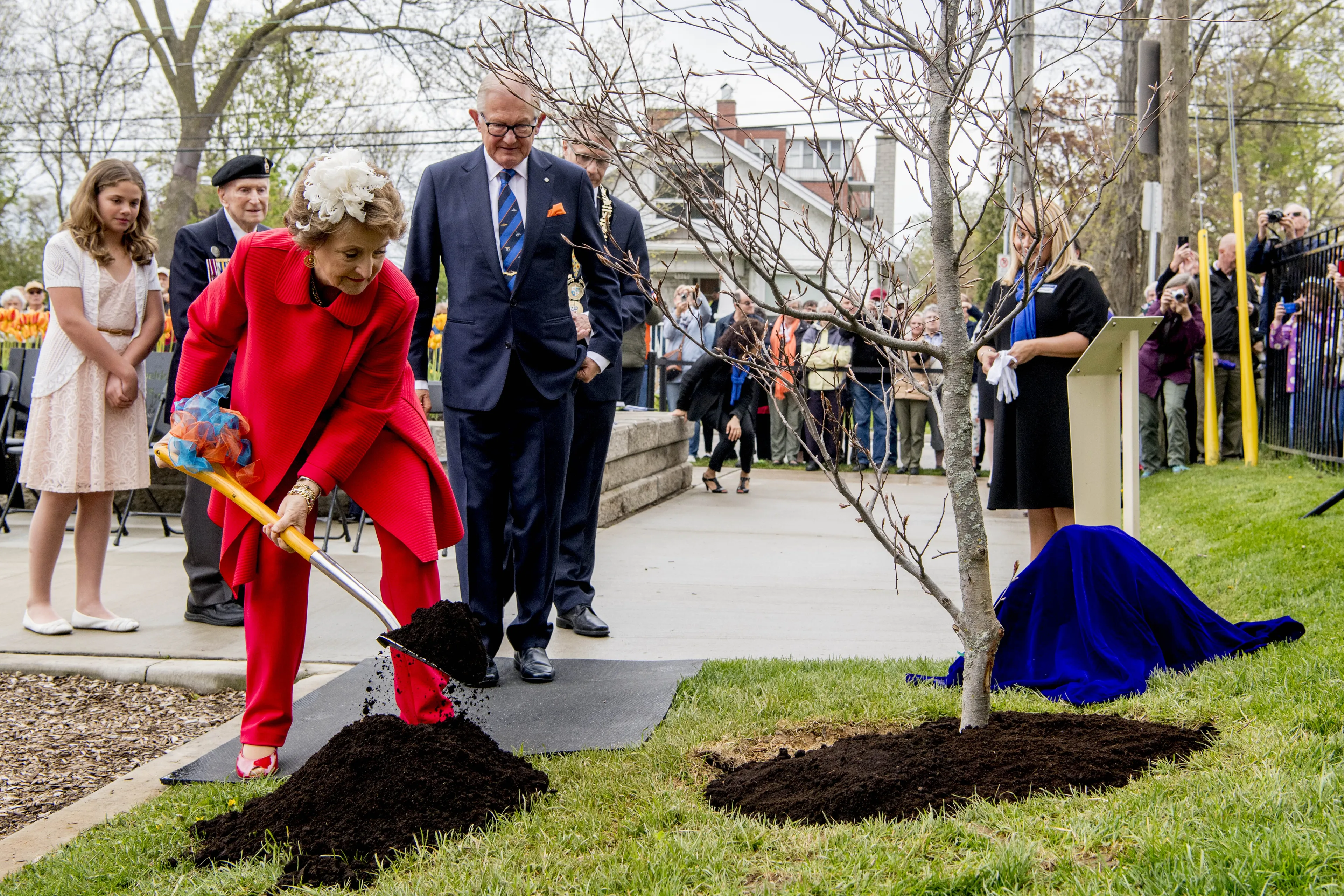 Pieter en Margriet planten een boom in Apeldoorn Park in Burlington (2017).