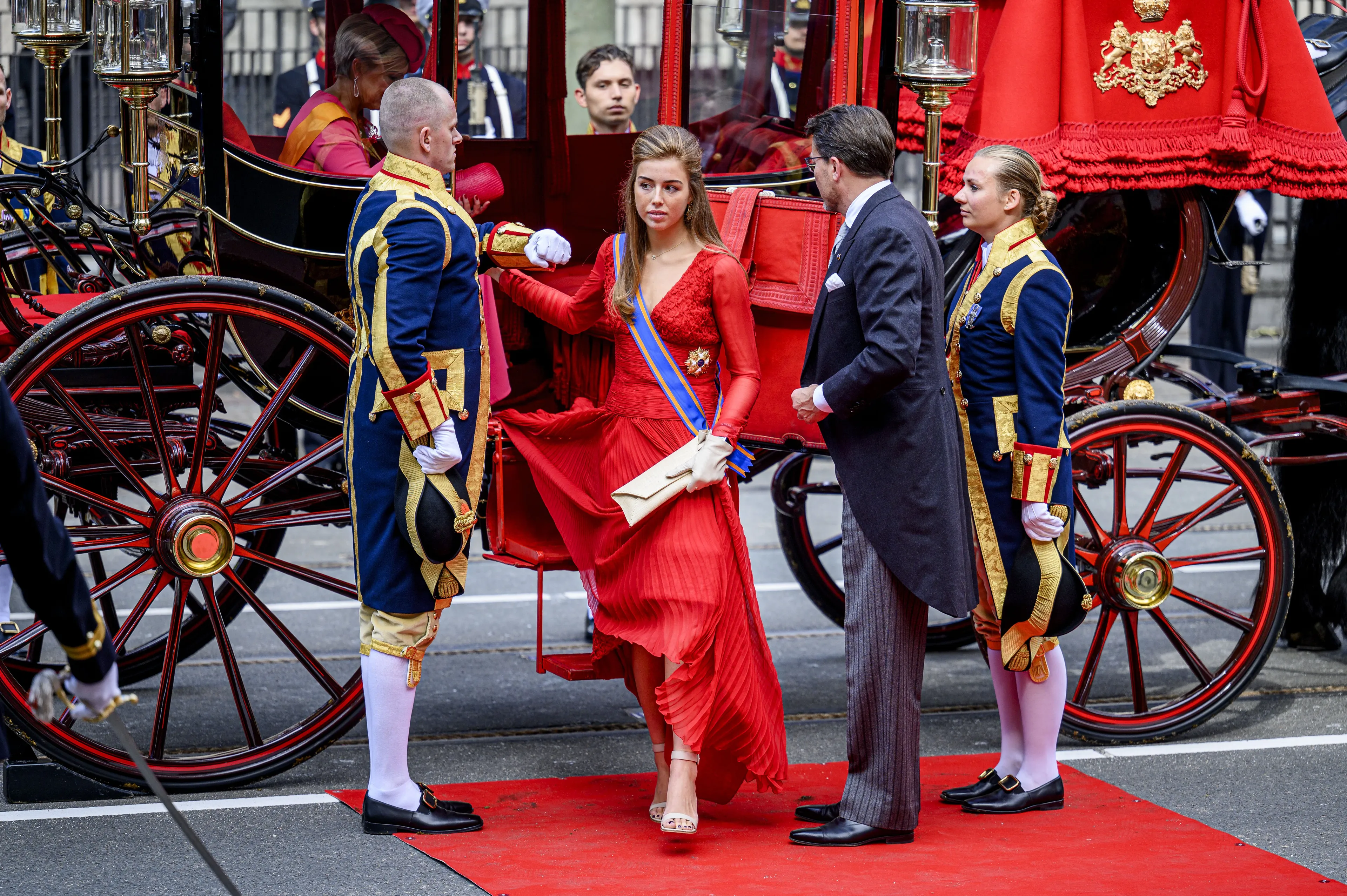 Alexia stapt uit de koets op Prinsjesdag (2024).