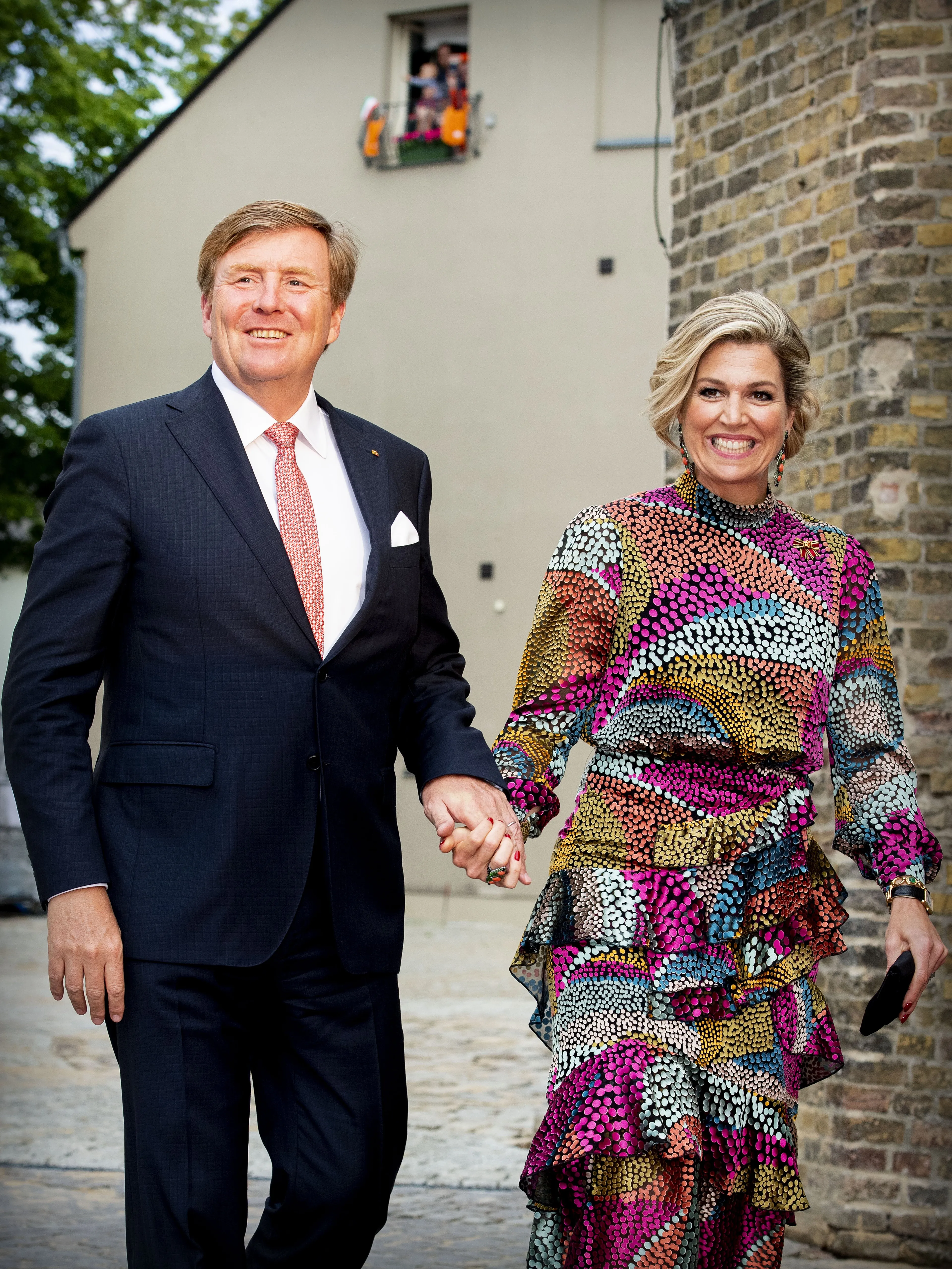 In Duitsland kiest Máxima voor een kleurrijke jurk (2019).