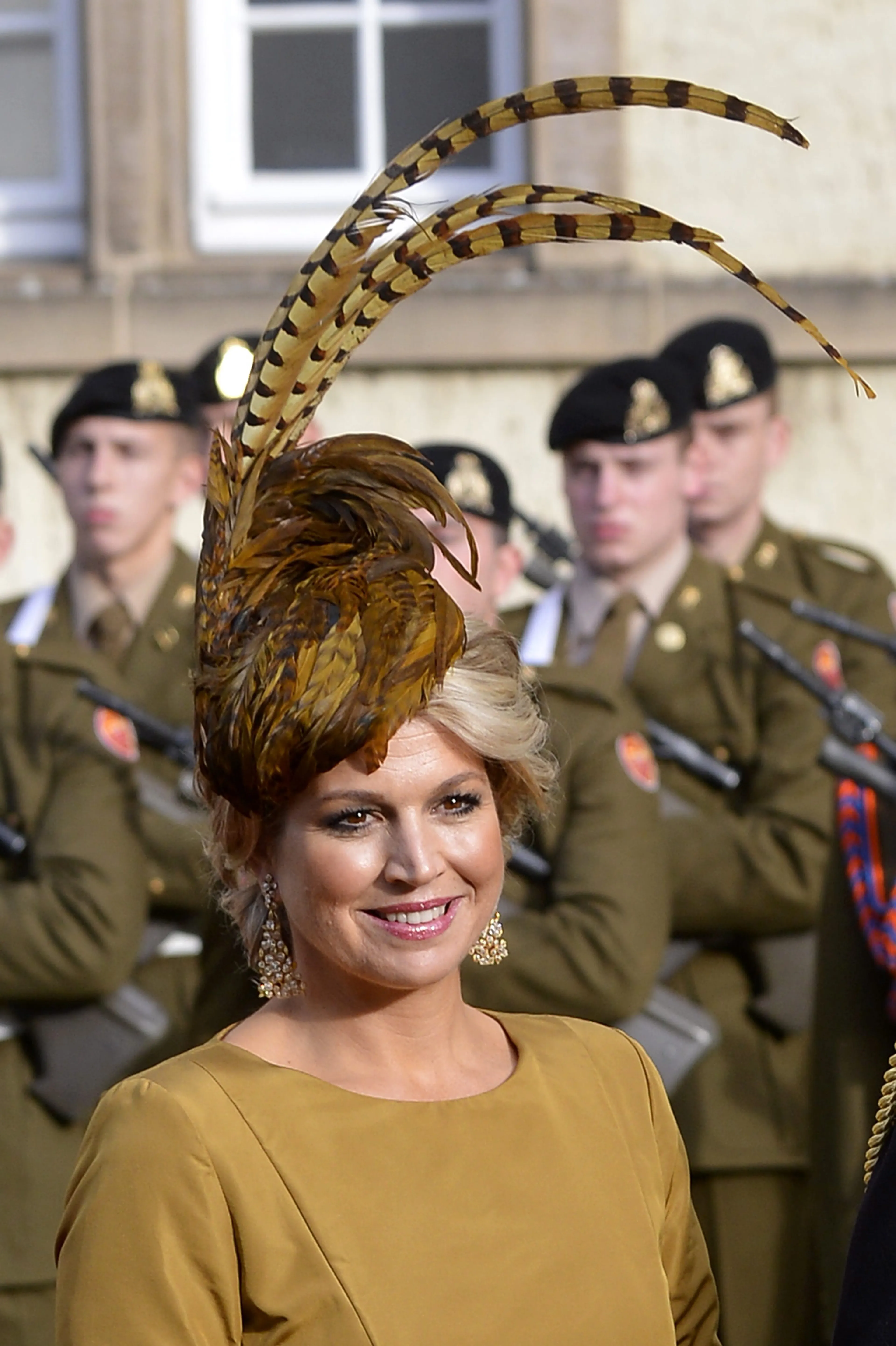 De hoed met fazantenveren.