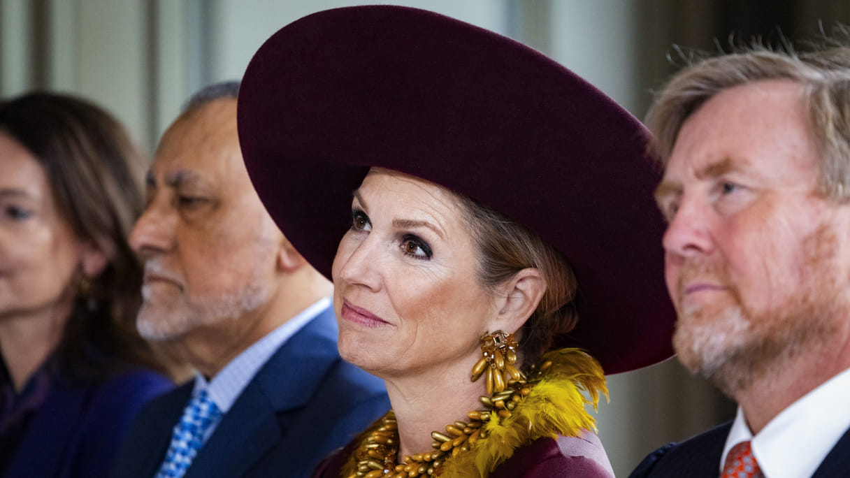 Gouden veren en zijde: zó geeft koningin Máxima een simpele outfit meer pit