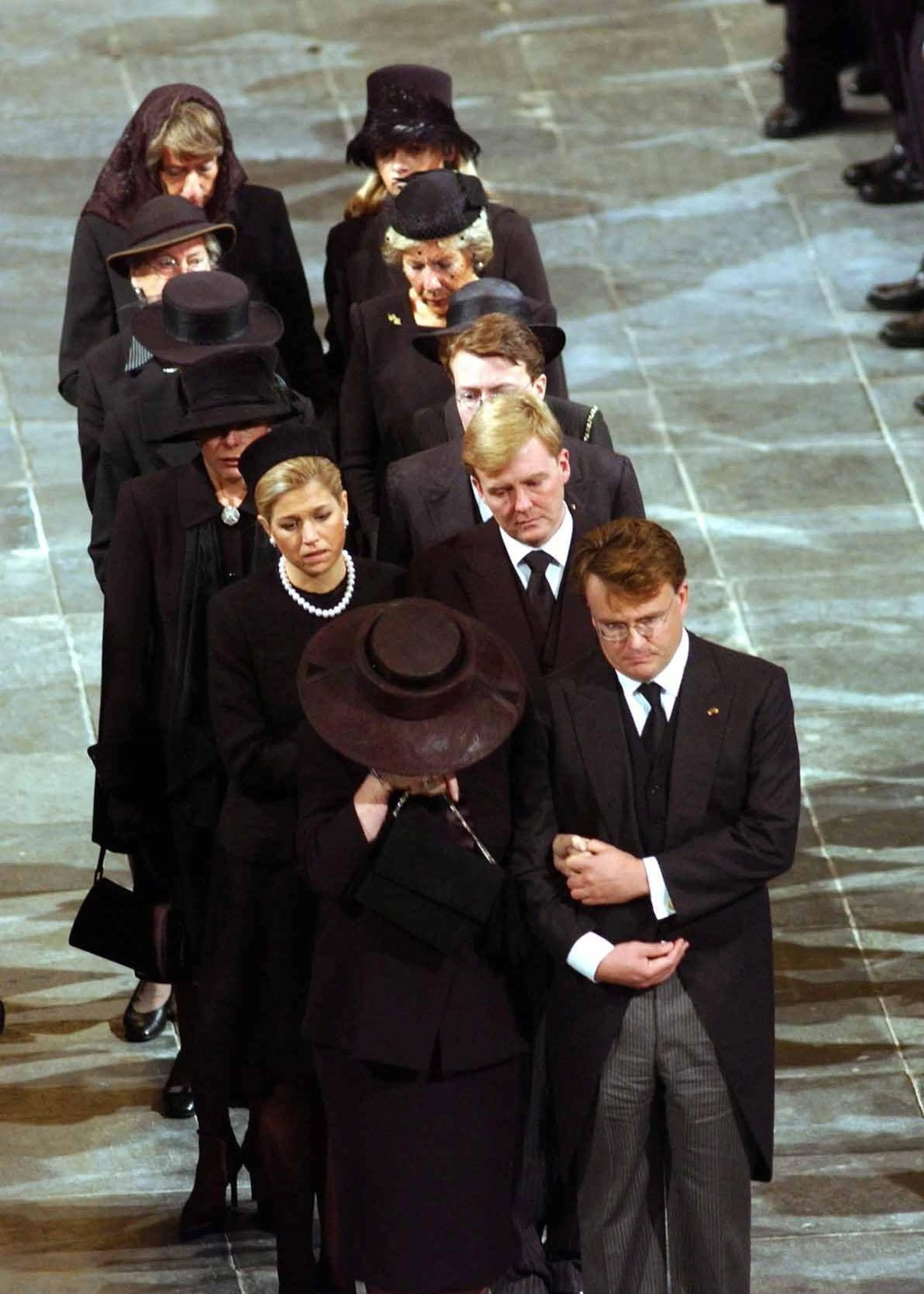 Mabel loopt achteraan de rouwstoet om de koninklijke grafkelder te betreden.