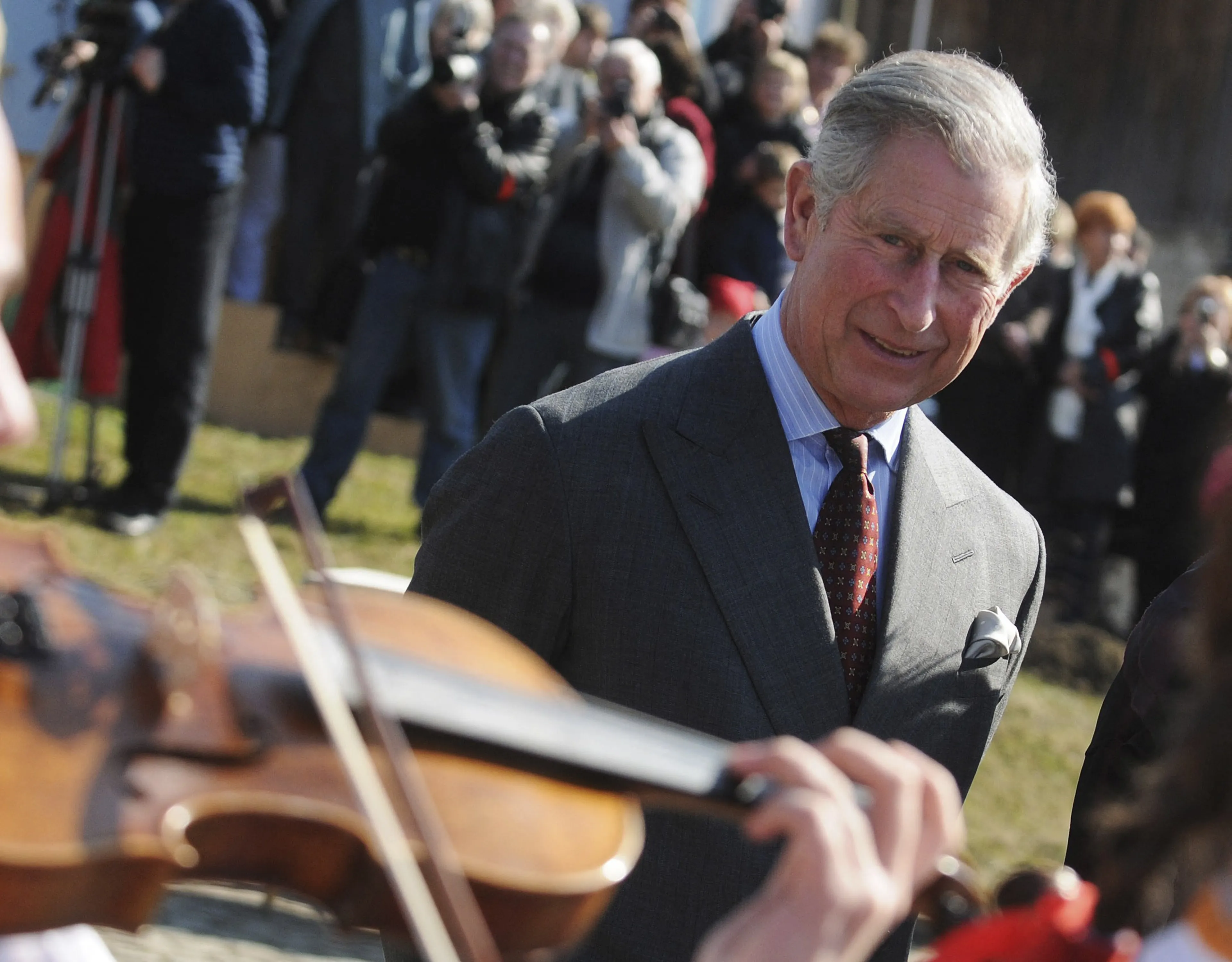 Charles, toen nog prins van Wales, kijkend naar een violiste (2010).