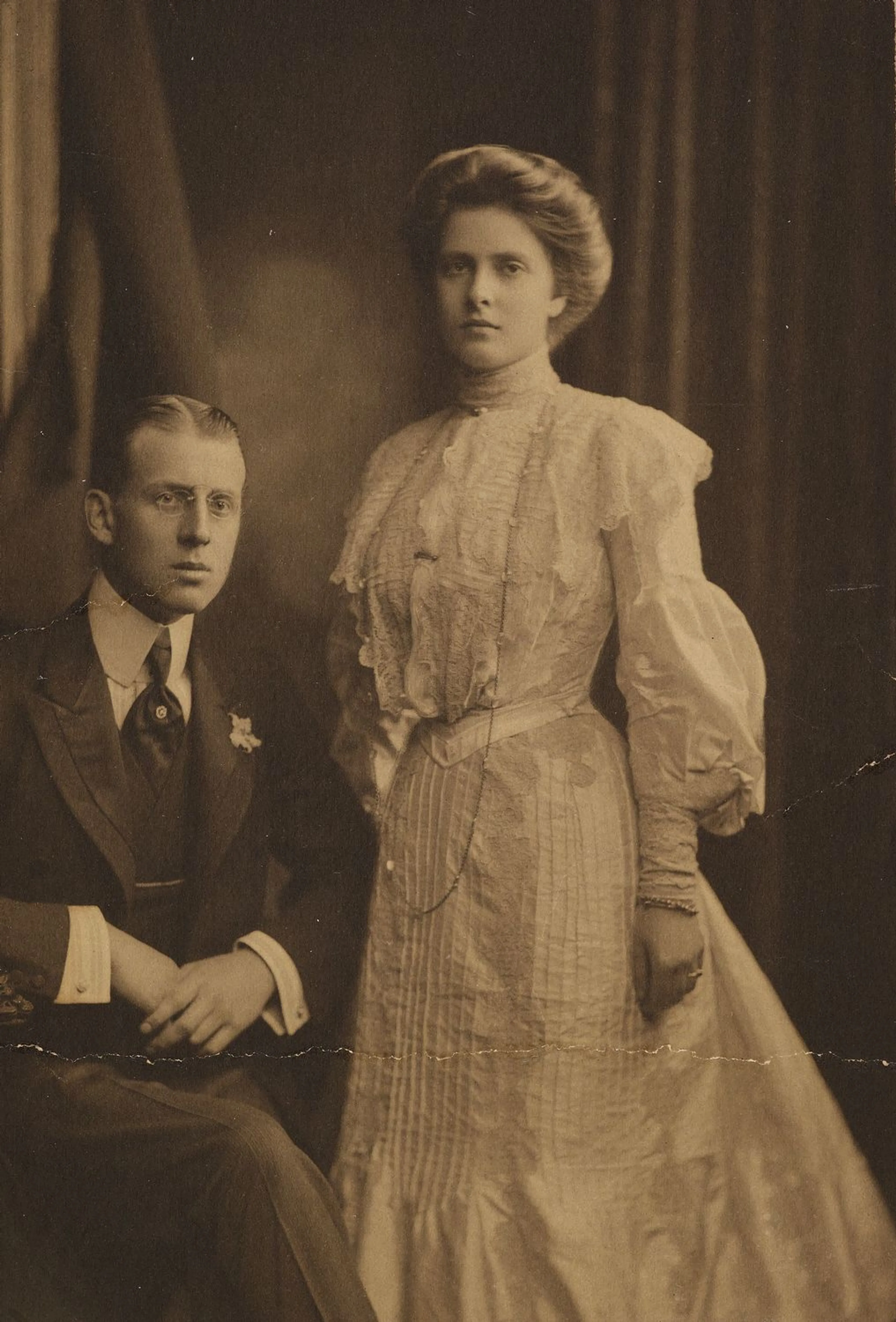 Het huwelijksportret van prins Andrew en prinses Alice.