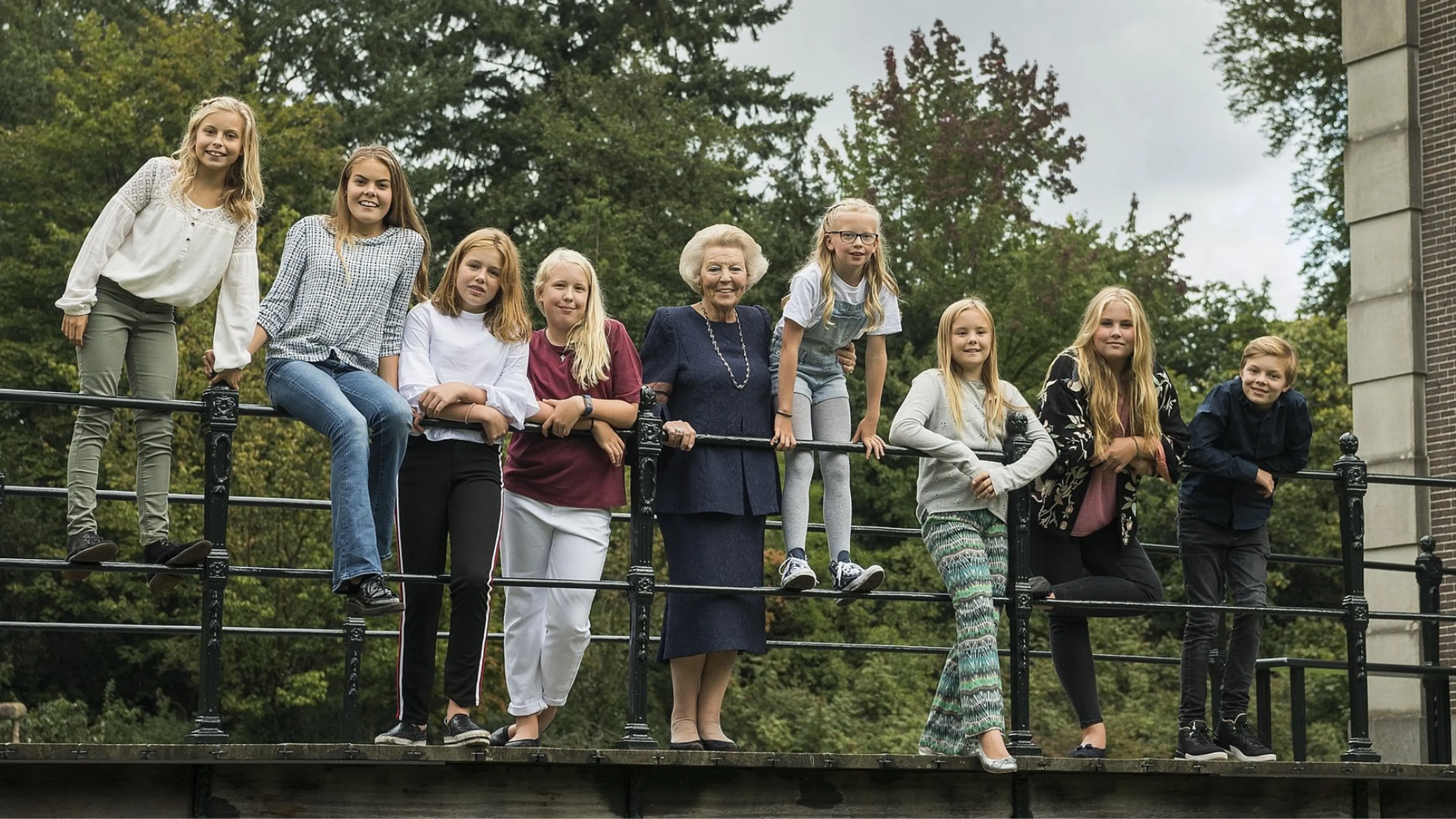 Alle acht kleinkinderen van prinses Beatrix op een rij