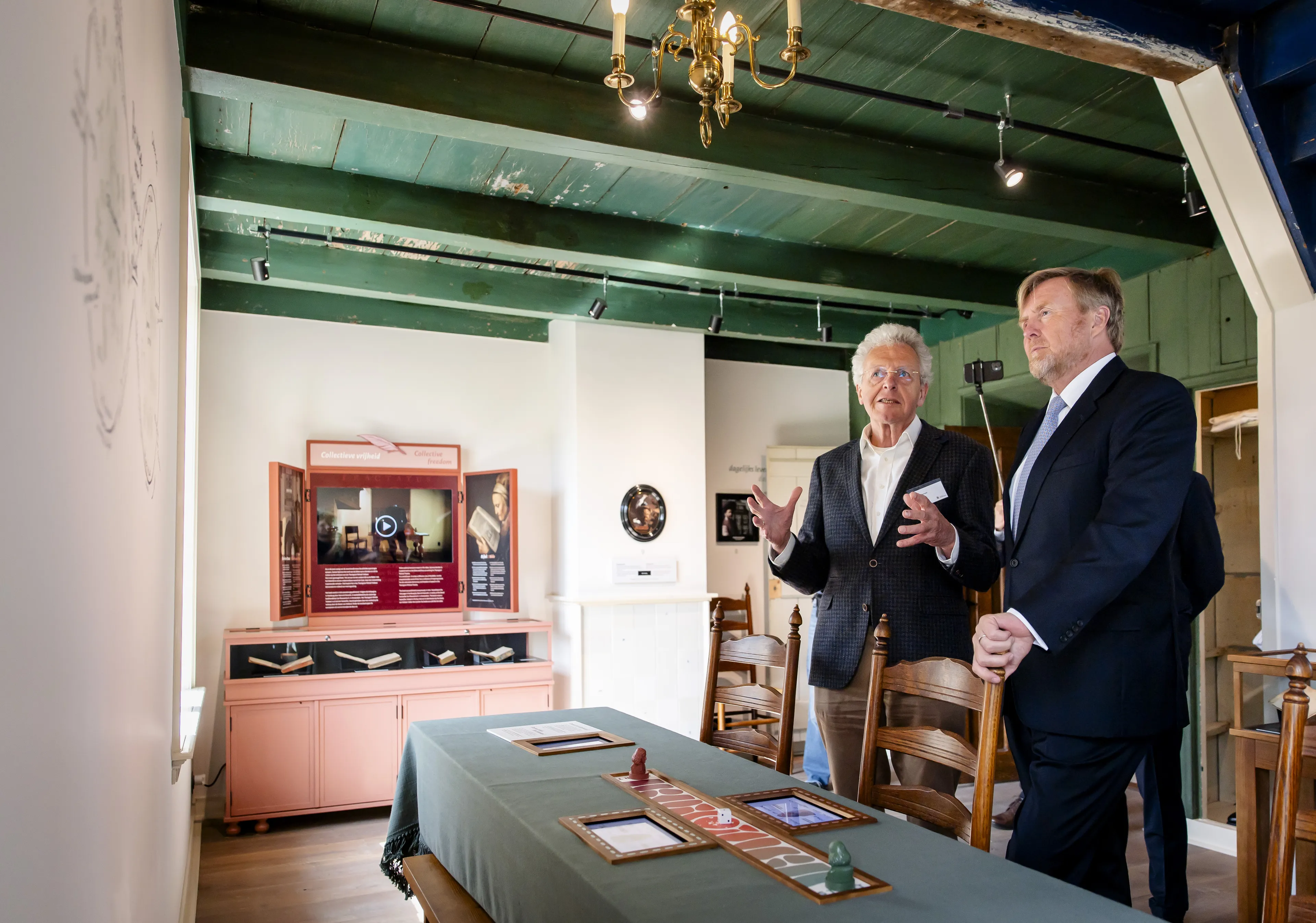 De koning krijgt uitleg over het werk van Spinoza.