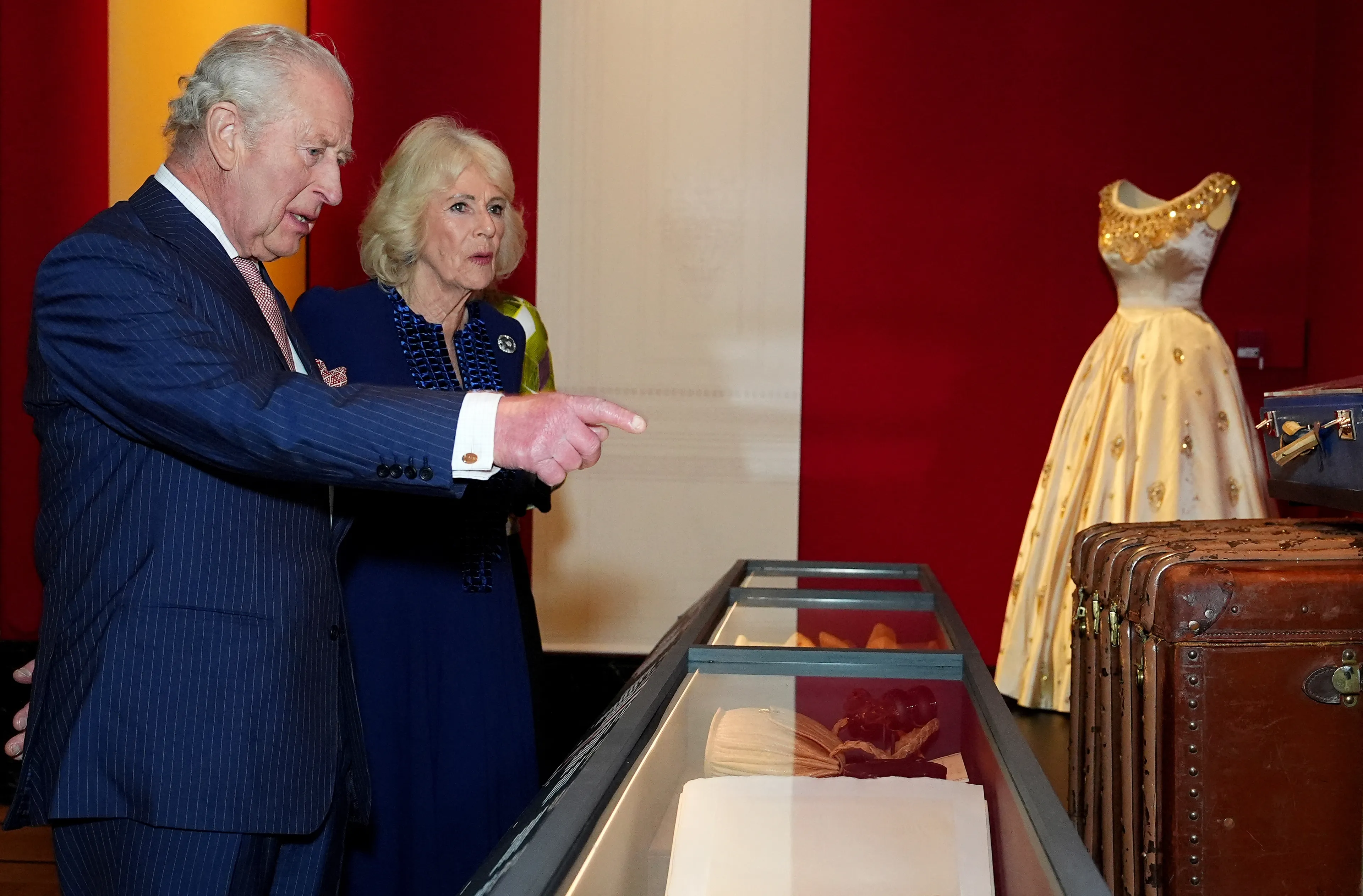 Verschillende iconische outfits van koningin Elizabeth kunnen van dichtbij worden bekeken.