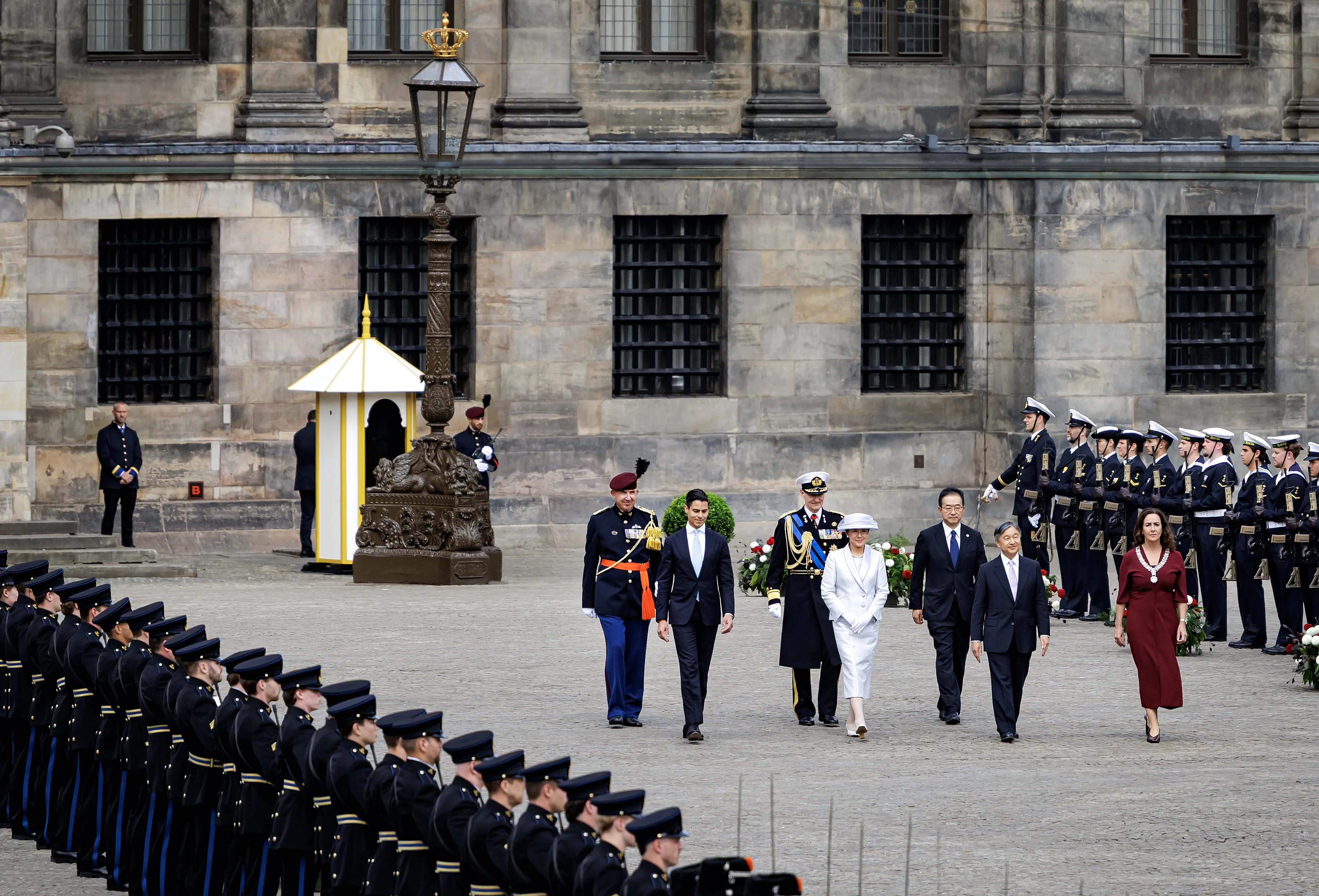 Minister-president Rob Jetten en de burgemeester van Amsterdam, Femke Halsema, begeleiden het keizerlijk paar naar het monument.