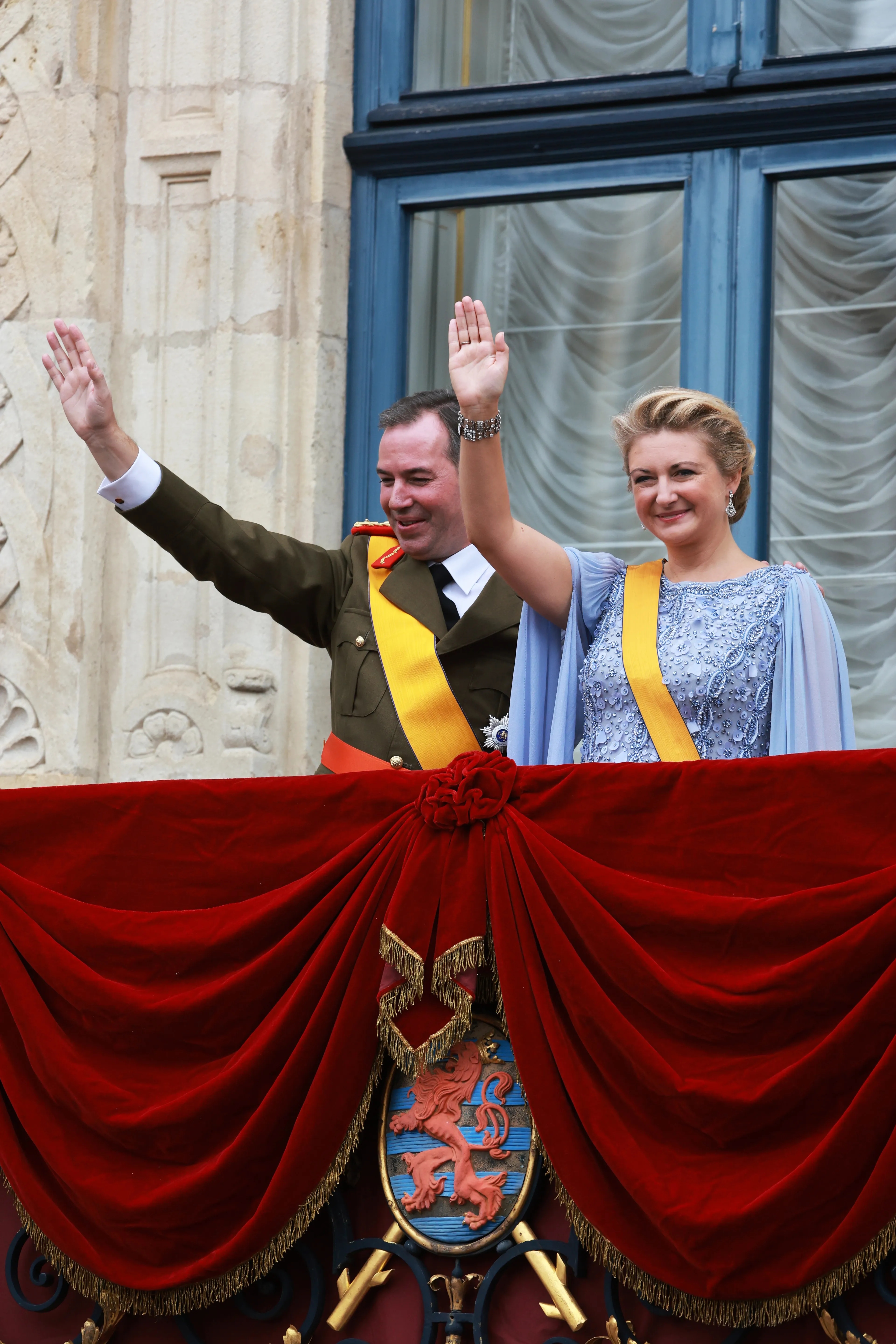Het nieuwe groothertogelijk paar zwaait vanaf het paleisbalkon.