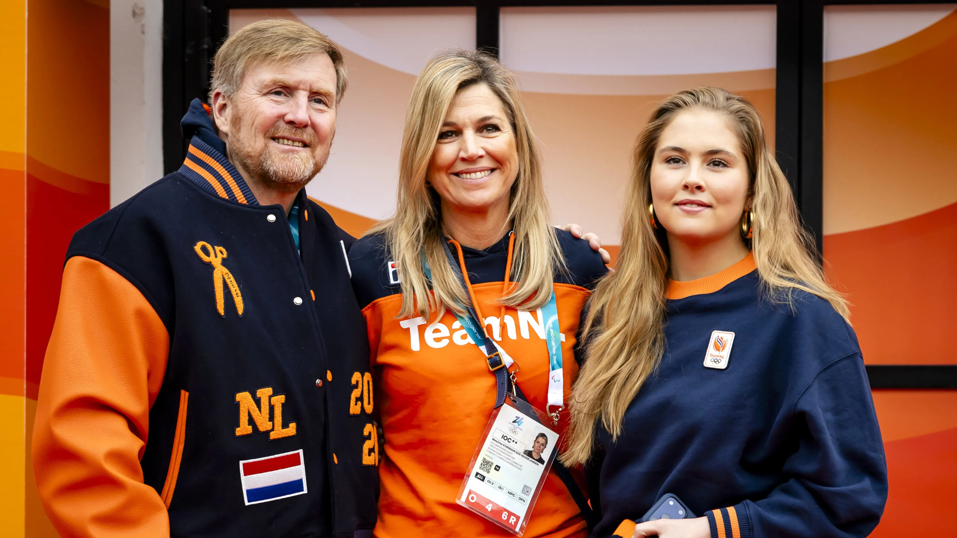 Baseball jack en sneakers: koningspaar en prinses Amalia bezoeken TeamNL Huis