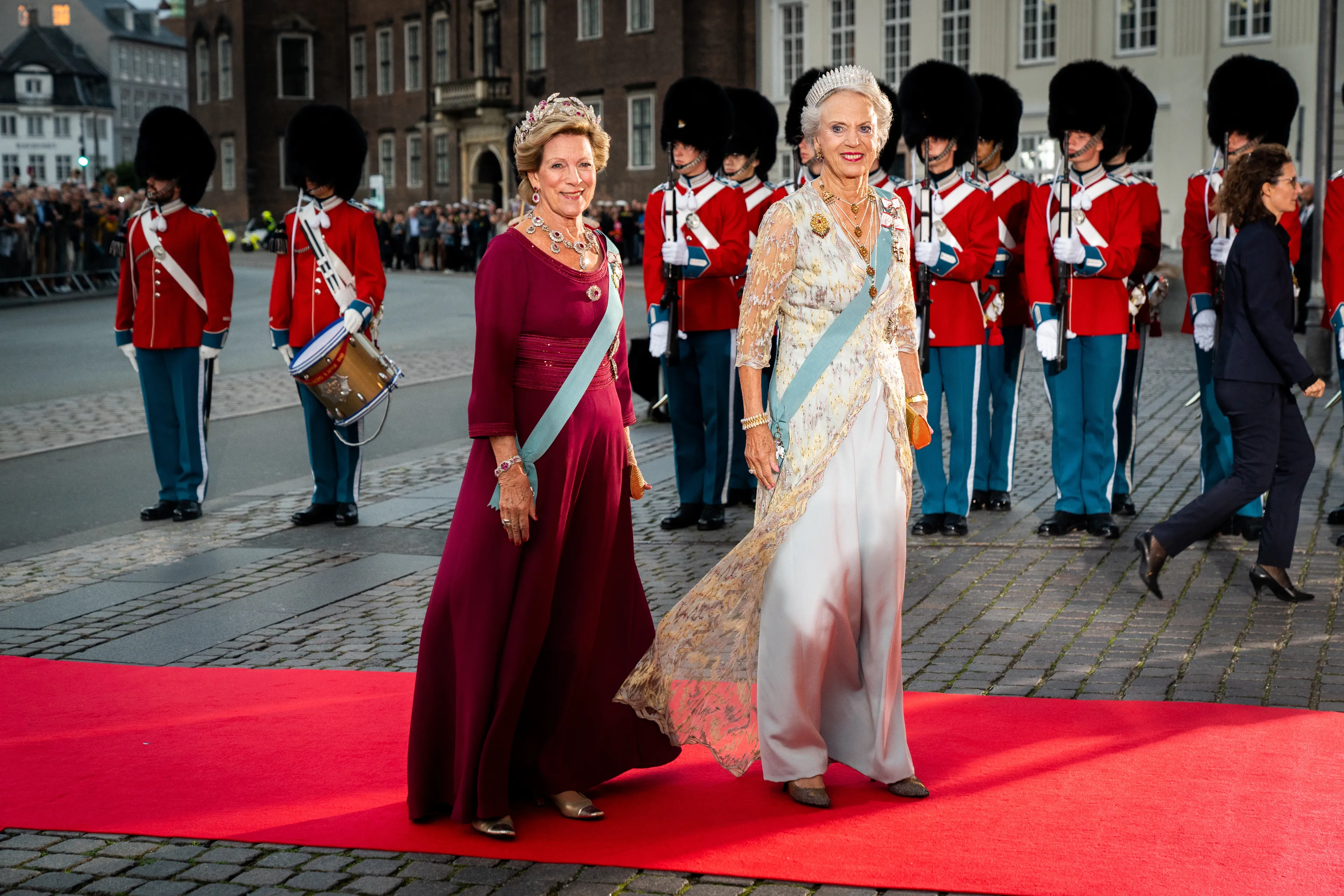 Koningin Anne-Marie en prinses Benedikte verschijnen op het galadiner in Kopenhagen (2022).