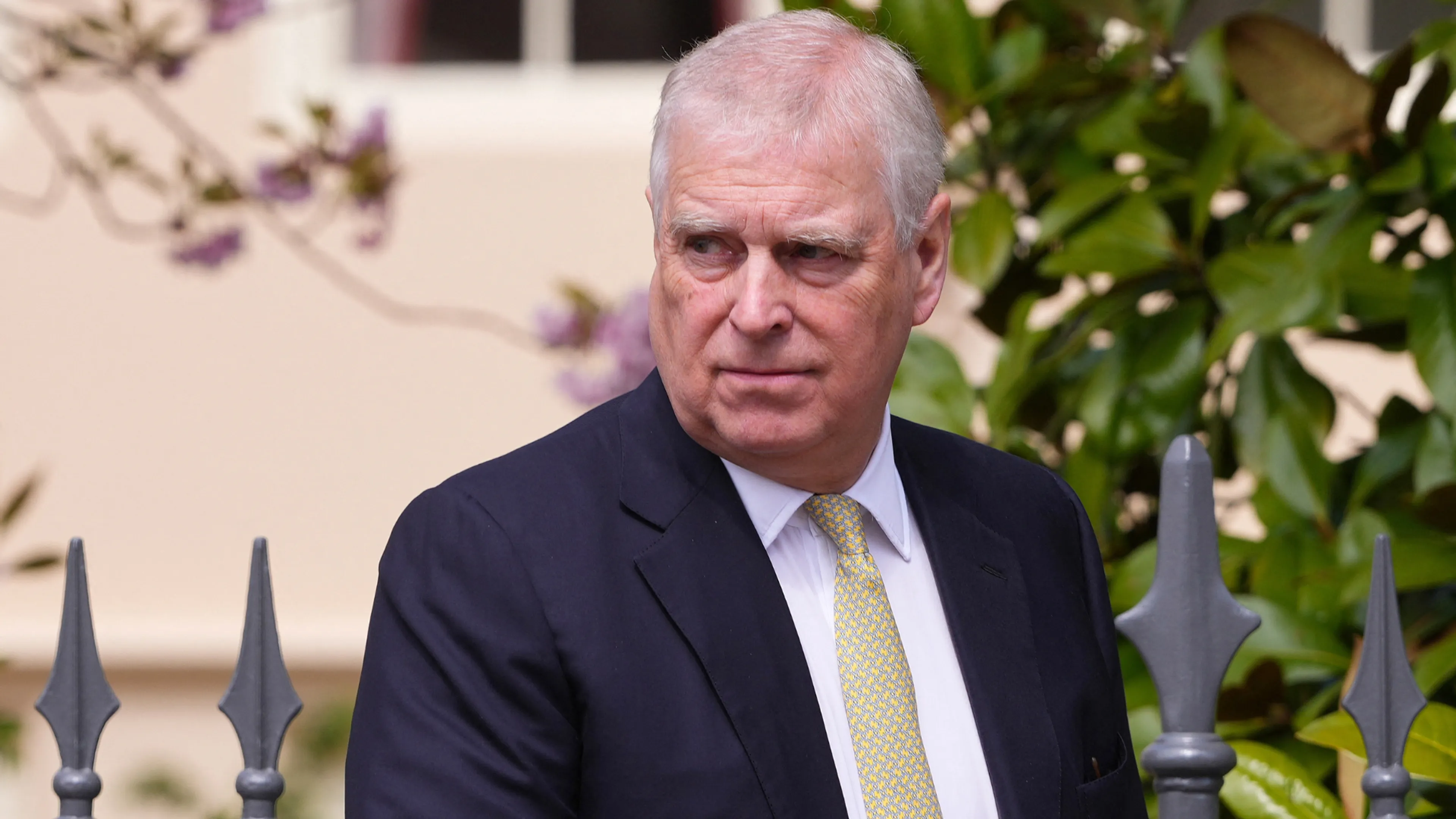 Ex-prins Andrew na twaalf uur in de cel weer buiten politiebureau