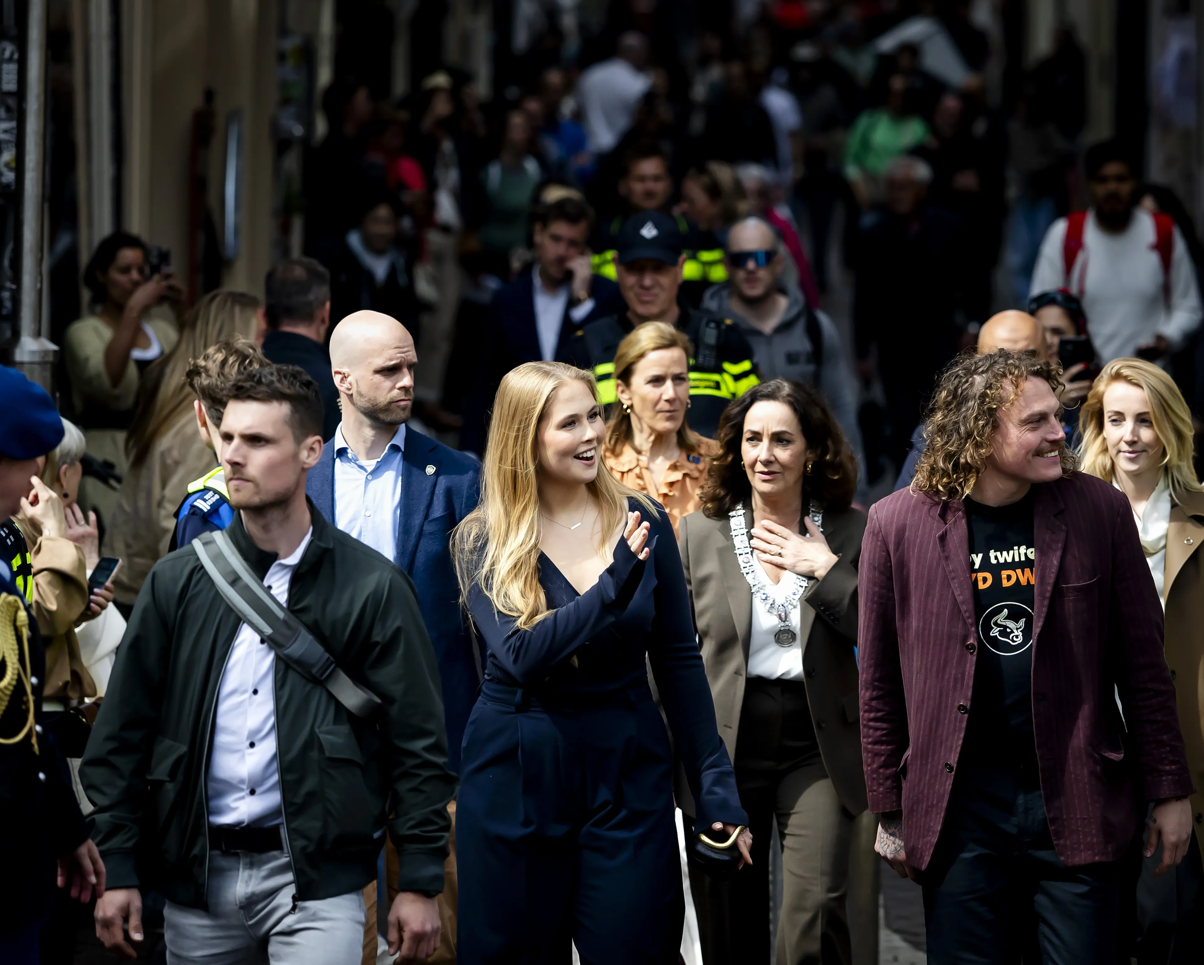 Prinses Amalia loopt door het centrum van Amsterdam.