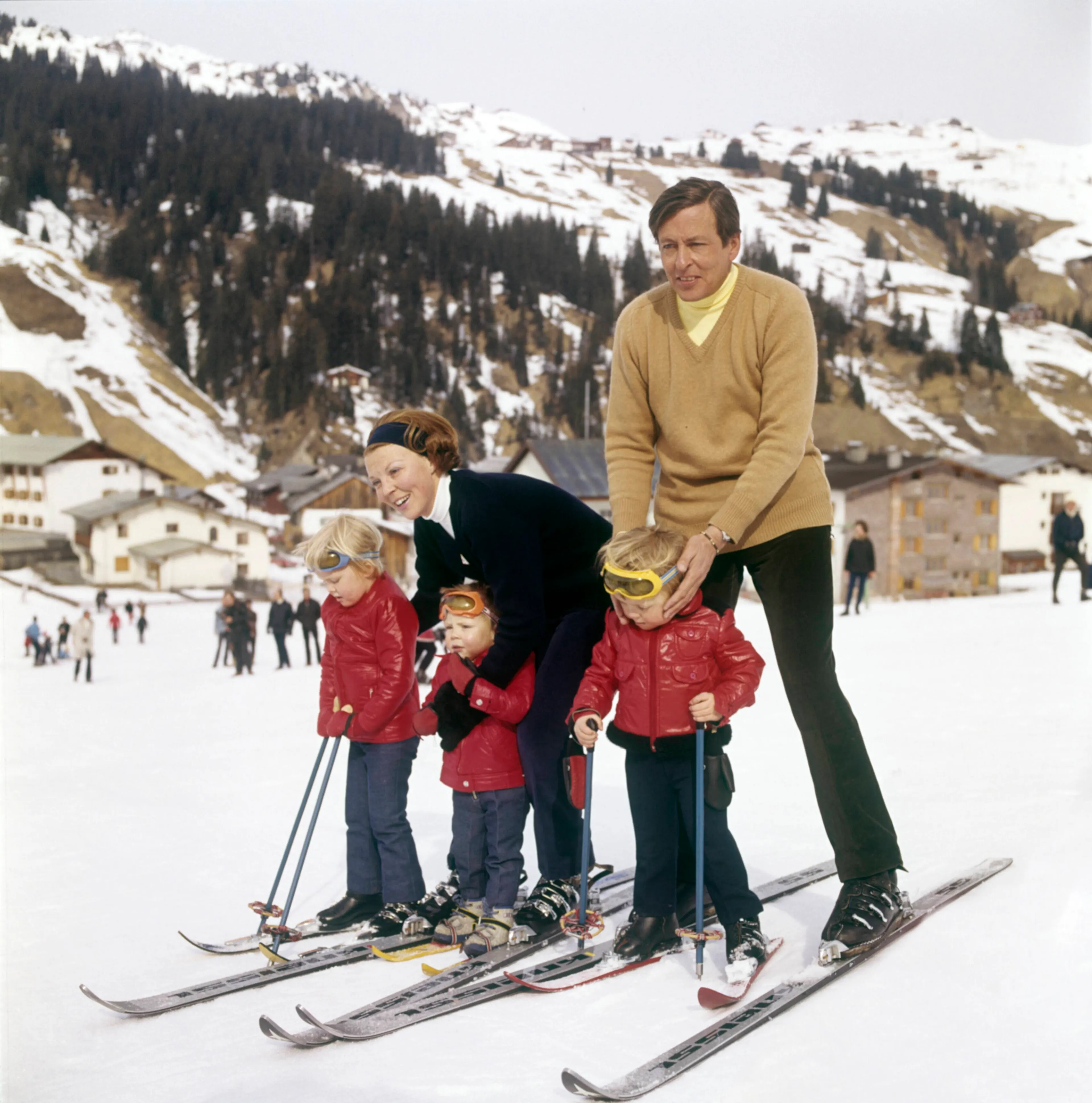 Het gezin op skivakantie in Lech (1972).