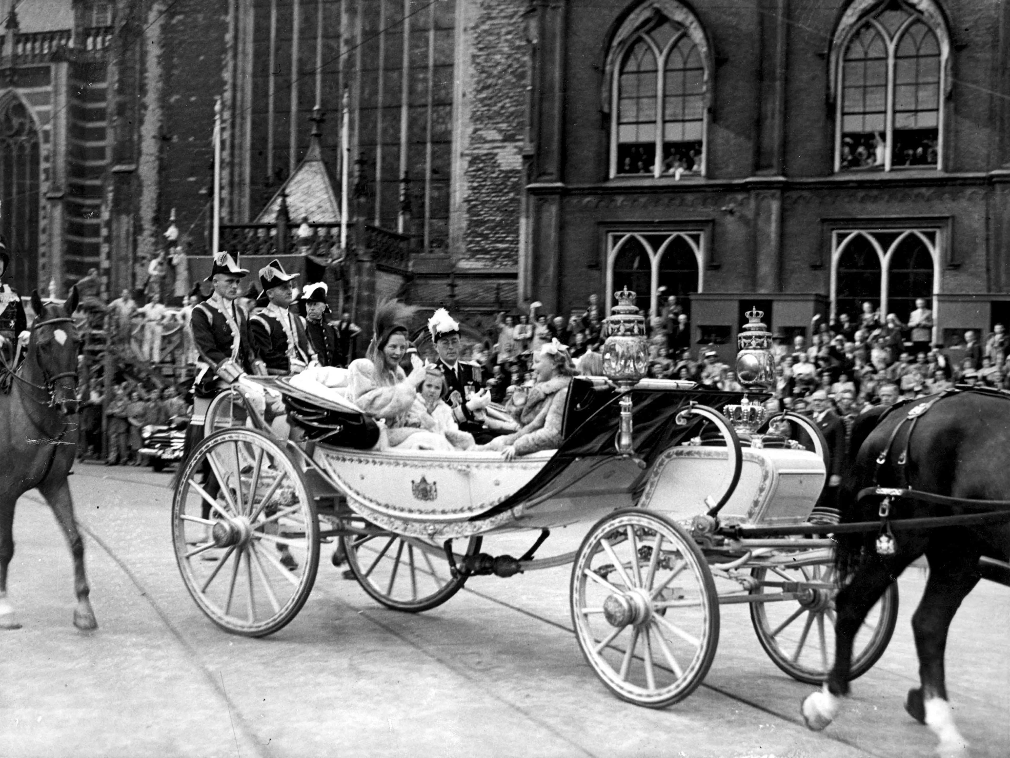 De nieuwe koningin Juliana maakt samen met haar gezin een rijtoer in de Crème Calèche (1948).