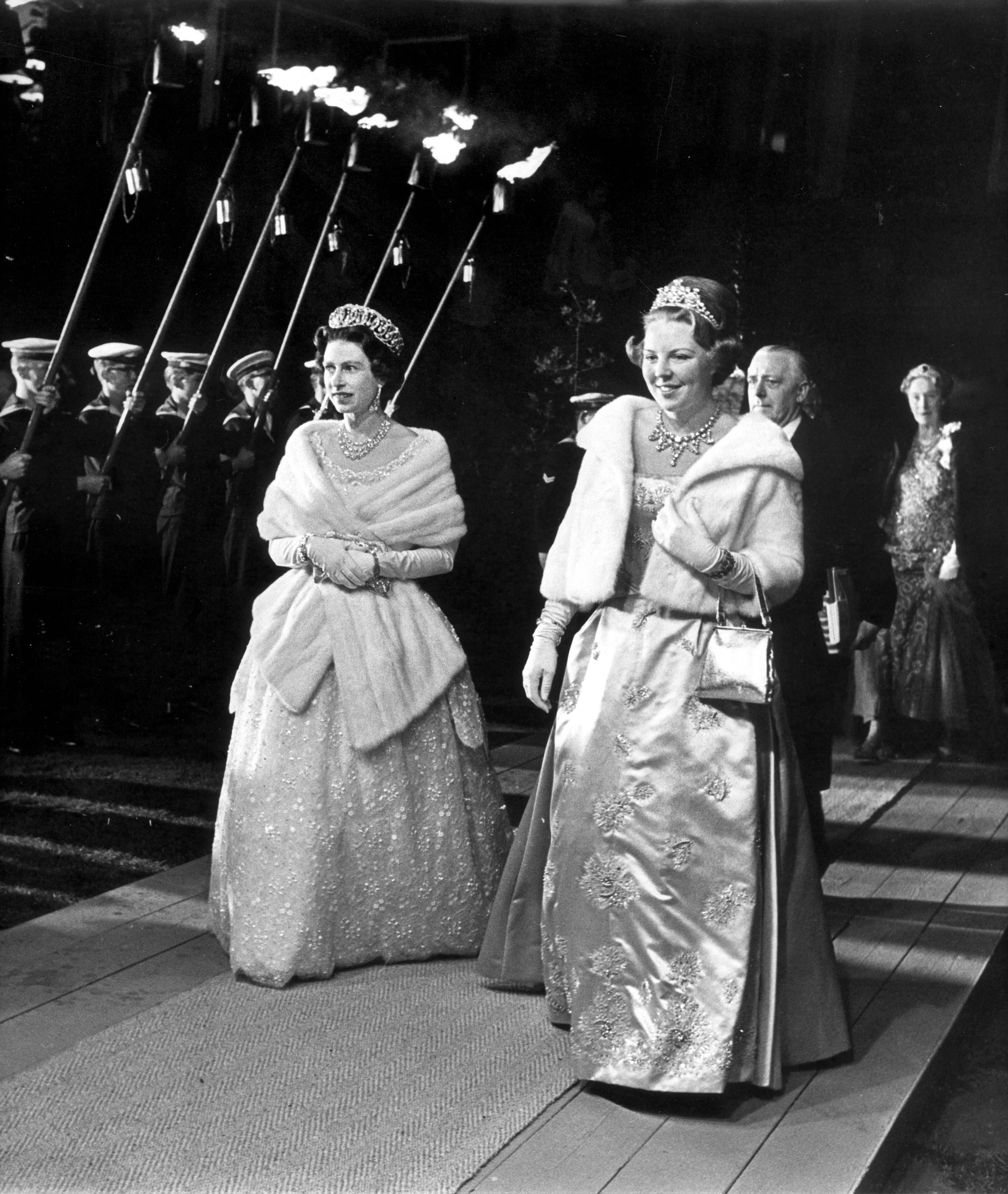Samen met toenmalig prinses Beatrix, tijdens het zilveren huwelijksjubileum van koningin Juliana en prins Bernhard.