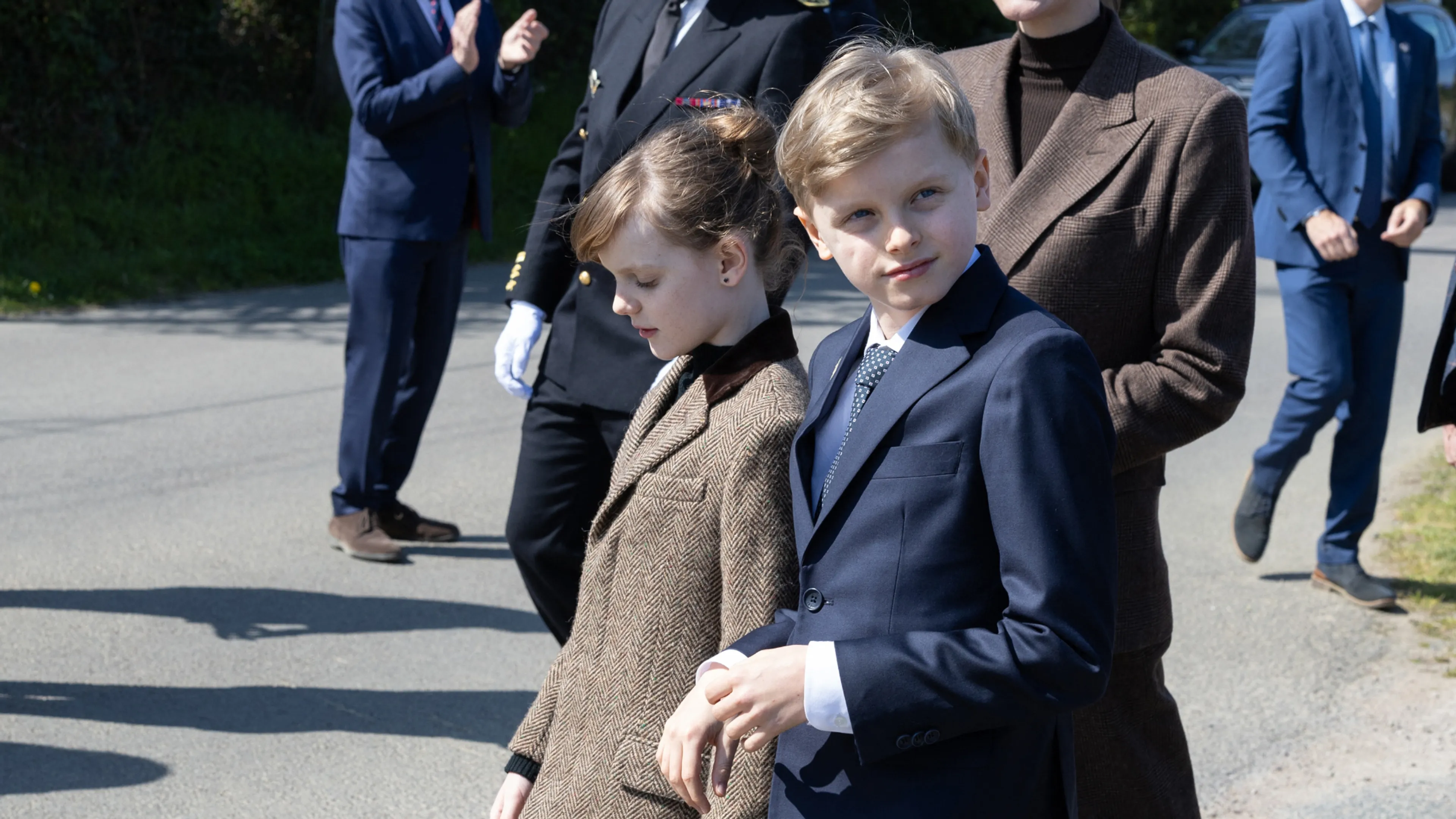 Mini-me's in Matignon: tweeling Albert en Charlène mee op werkreis
