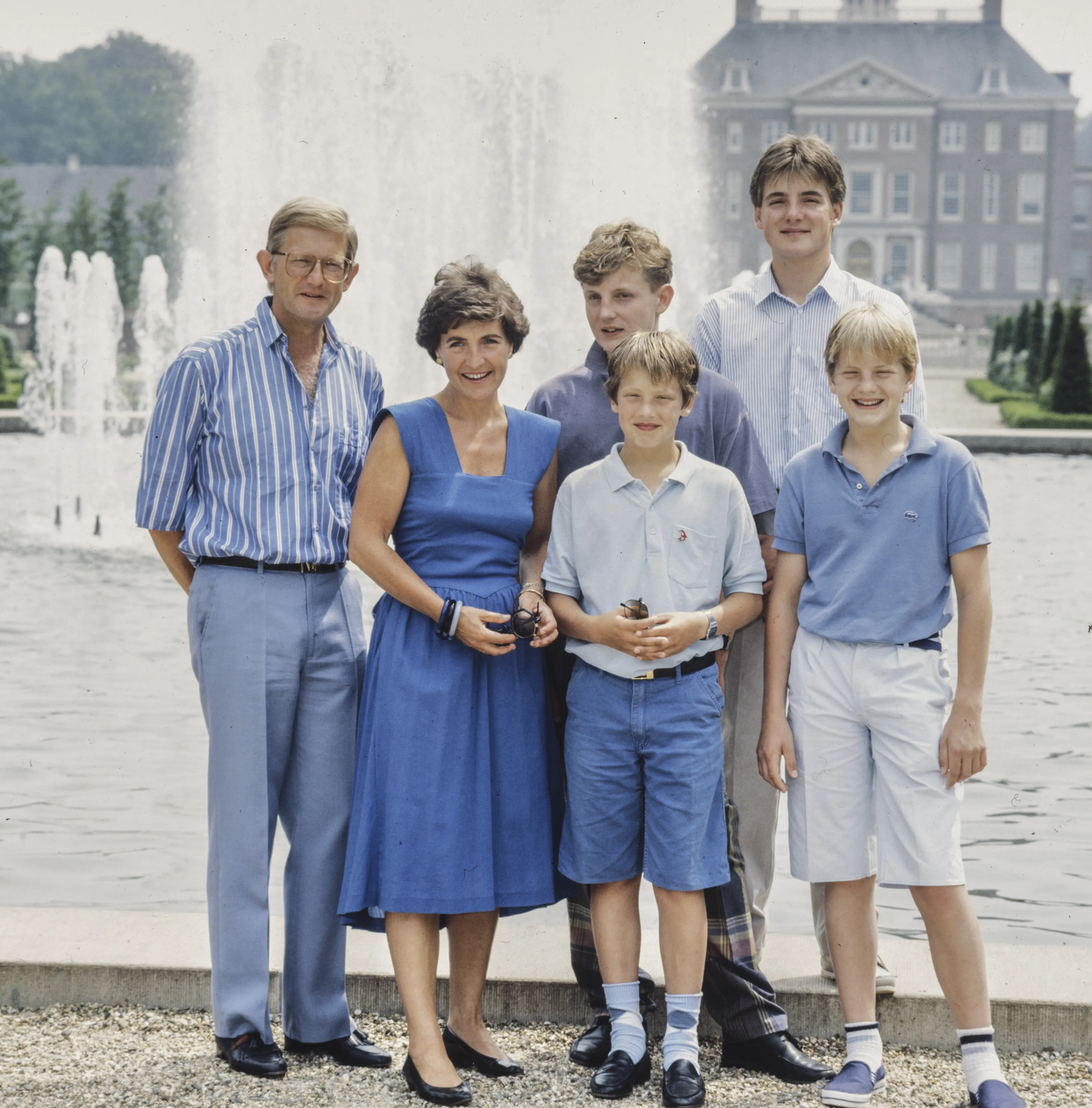 Het gezin voor het paleis (1986).