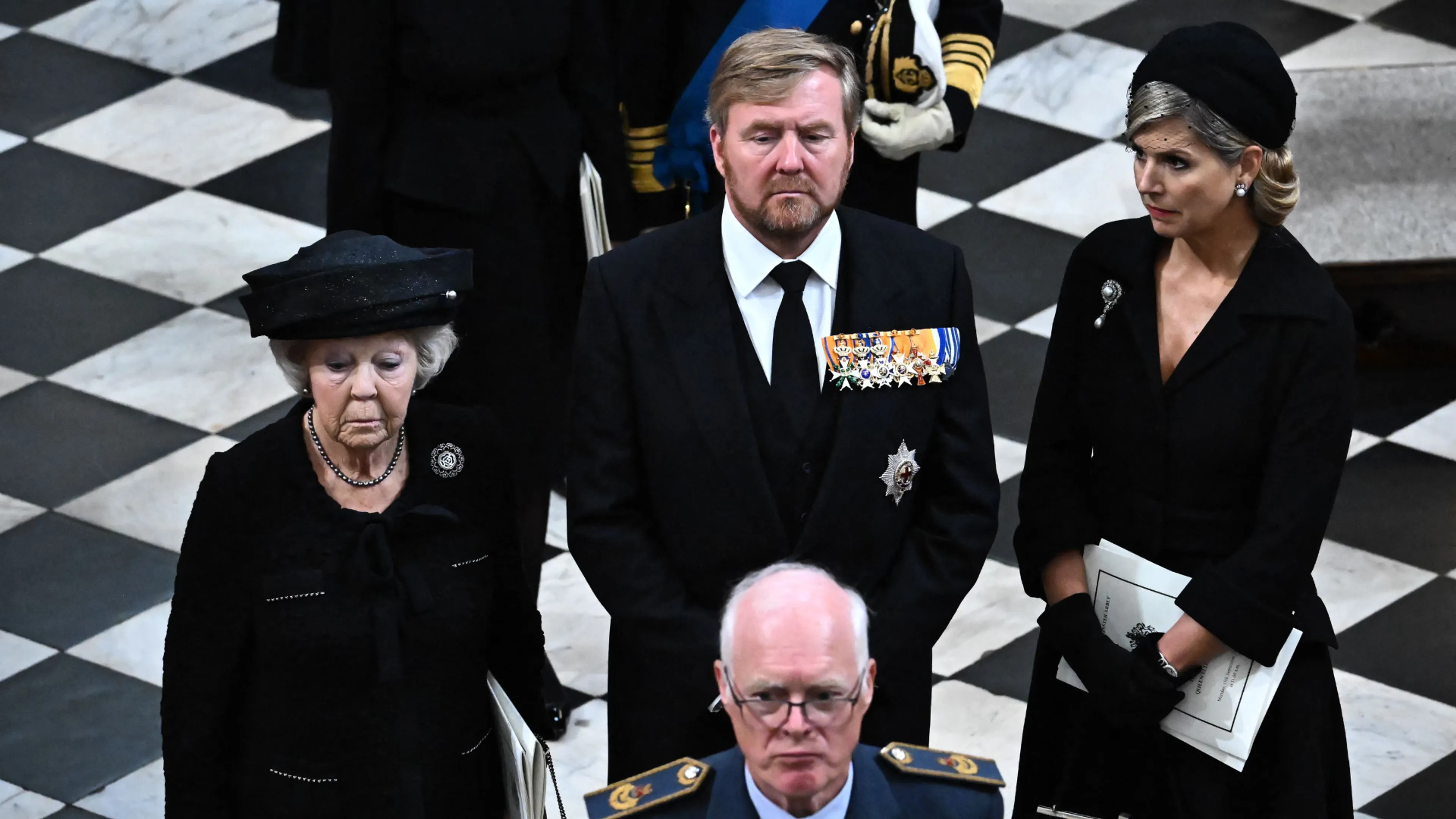 Wat gebeurt er als iemand van het Koninklijk Huis overlijdt?