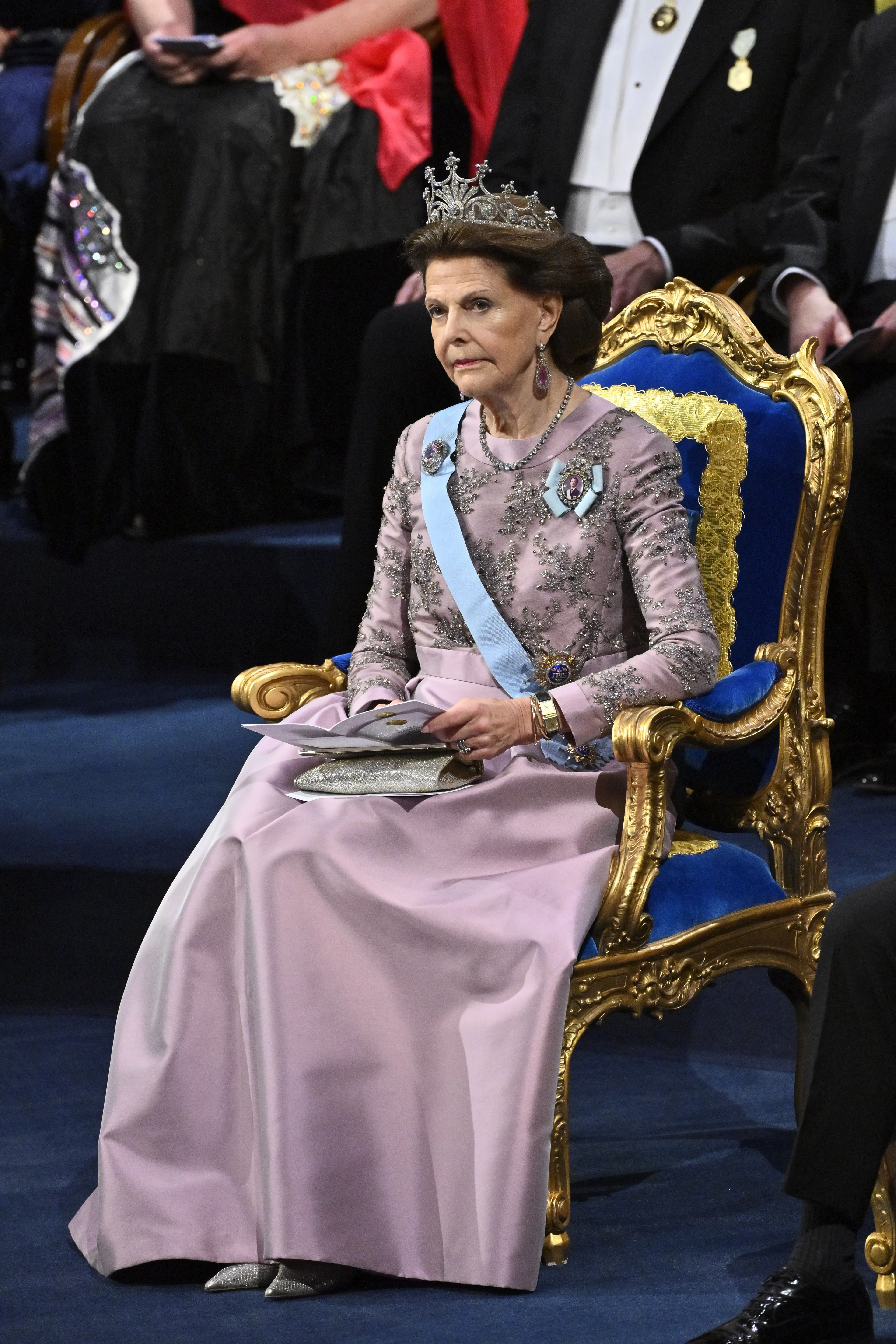 Aan de bovenkant zitten zilveren details.