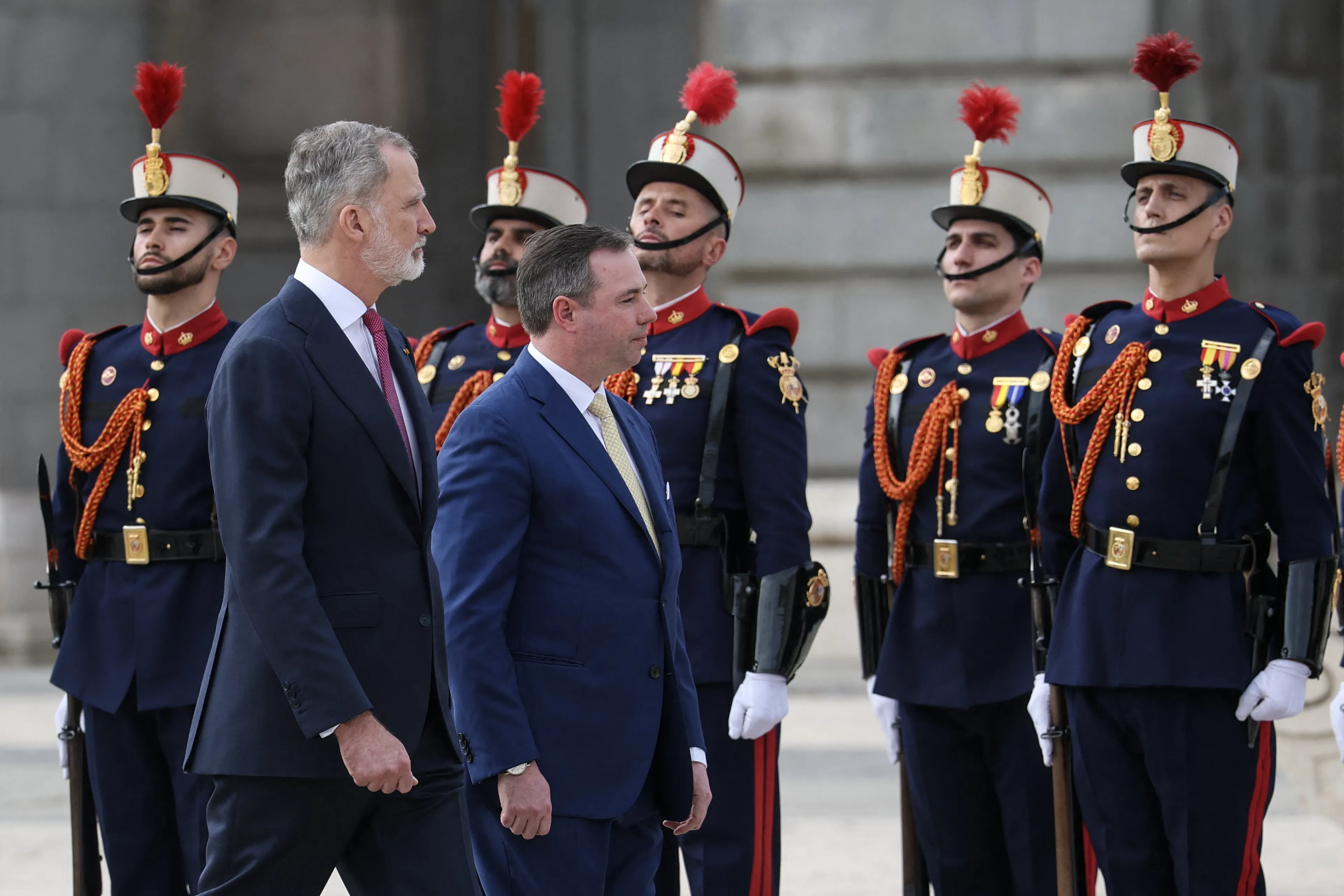 Felipe en Guillaume inspecteren de erewacht.