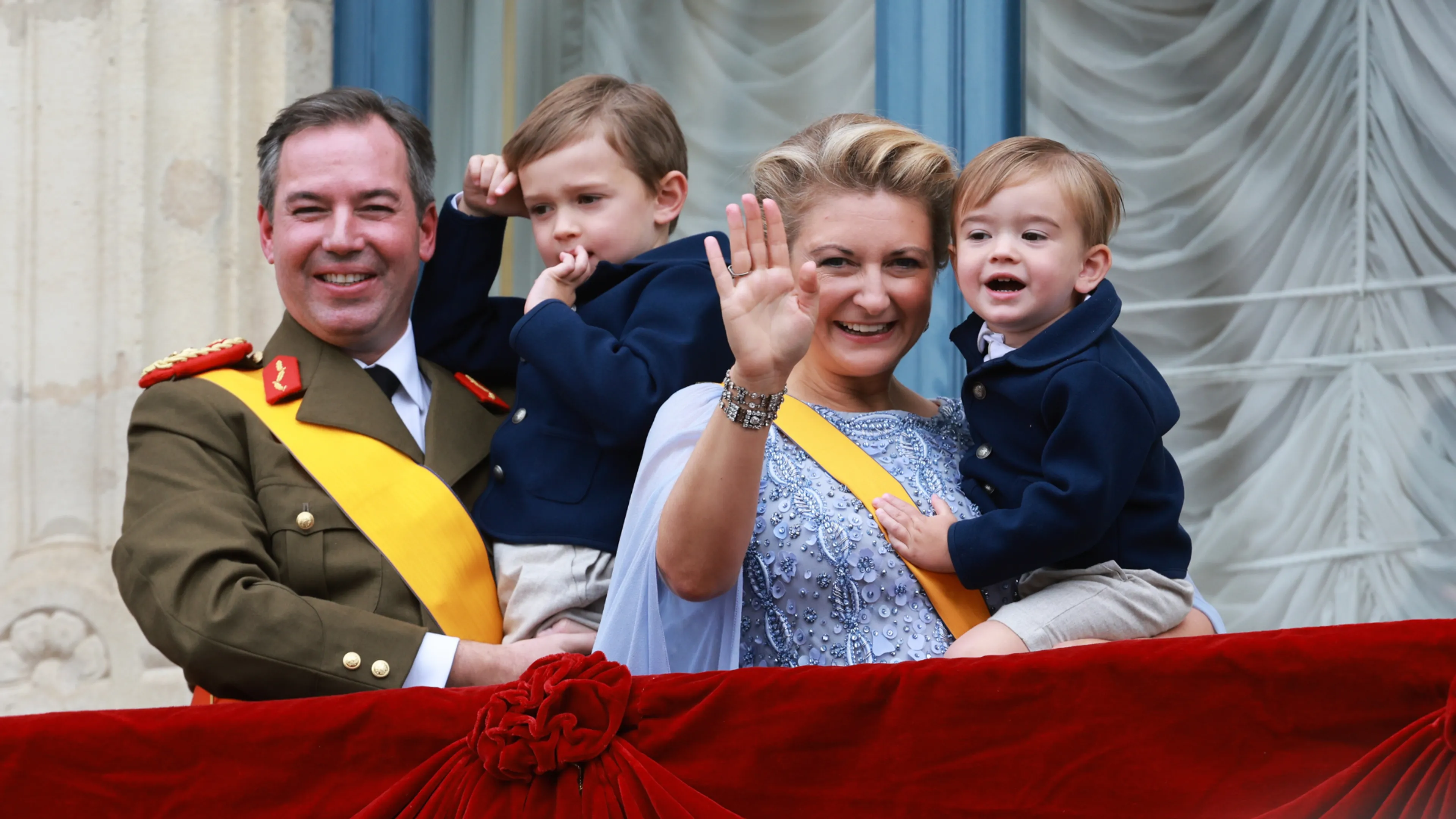 Guillaume en Stéphanie delen kerstgroet met hun twee kleine kinderen