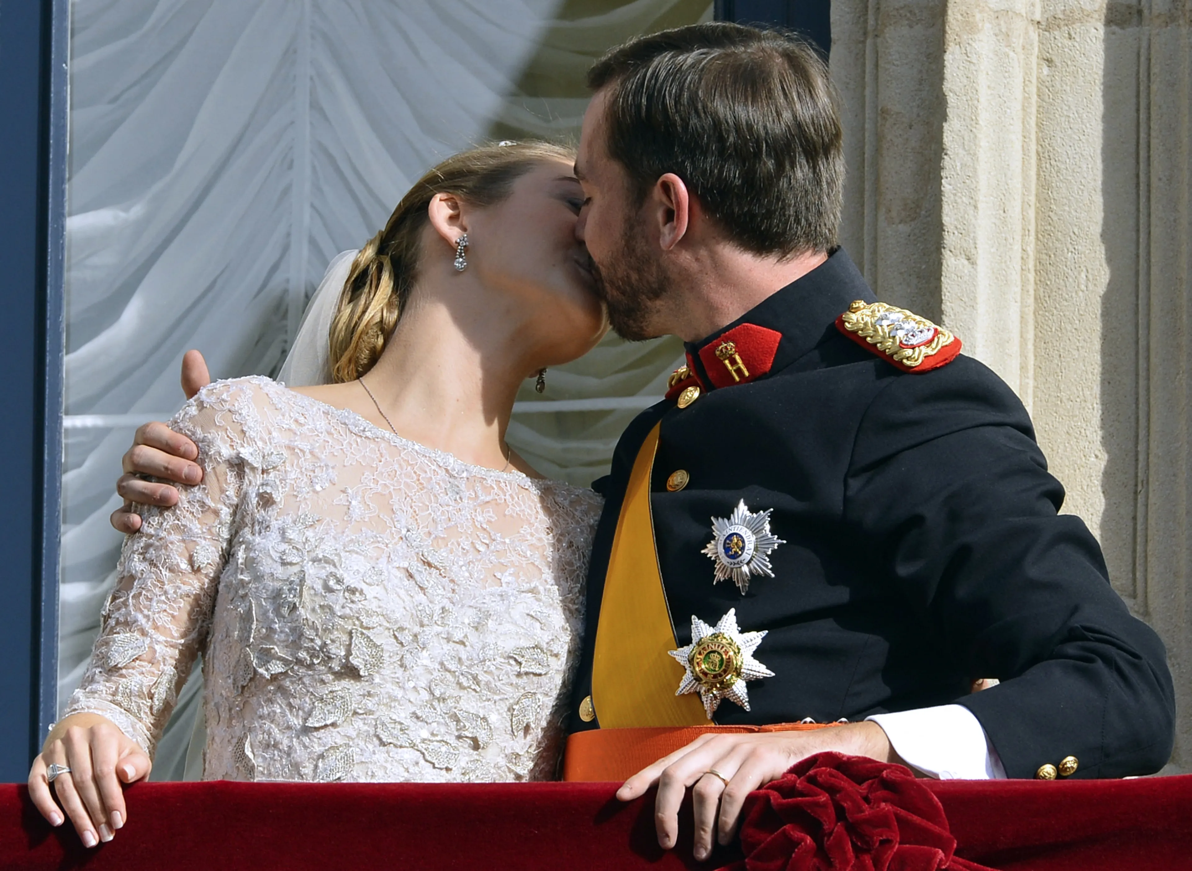 De liefde wordt bezegeld met een kus.