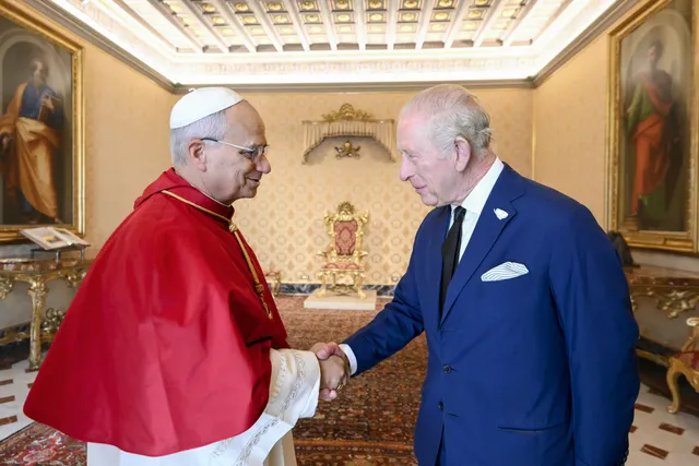 Koning Charles ontmoet paus Leo XIV in het Vaticaan.