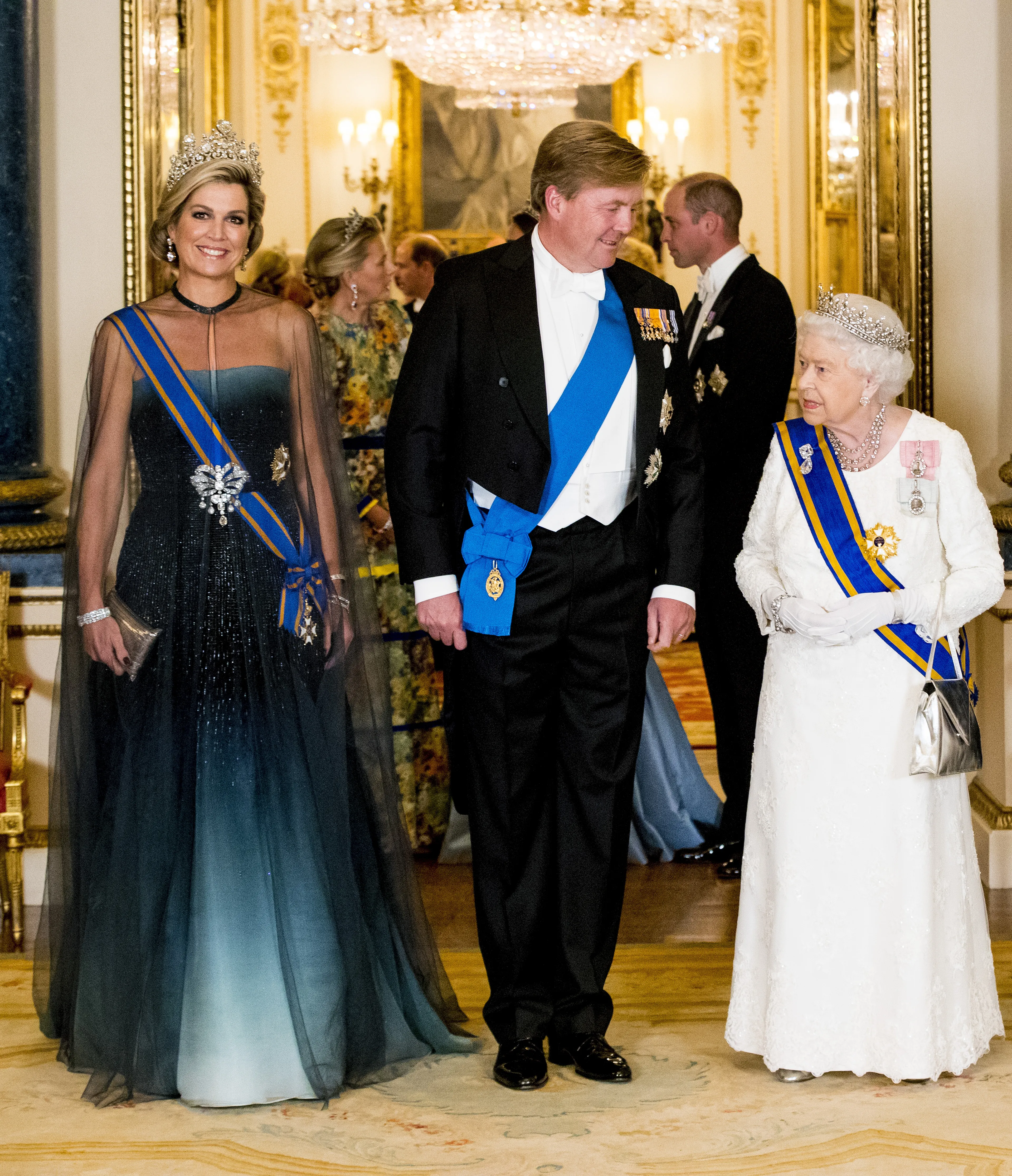 Koningin Máxima draagt de driedubbele strikbroche in originele staat tijdens het staatsbezoek aan het Verenigd Koninkrijk (2018).