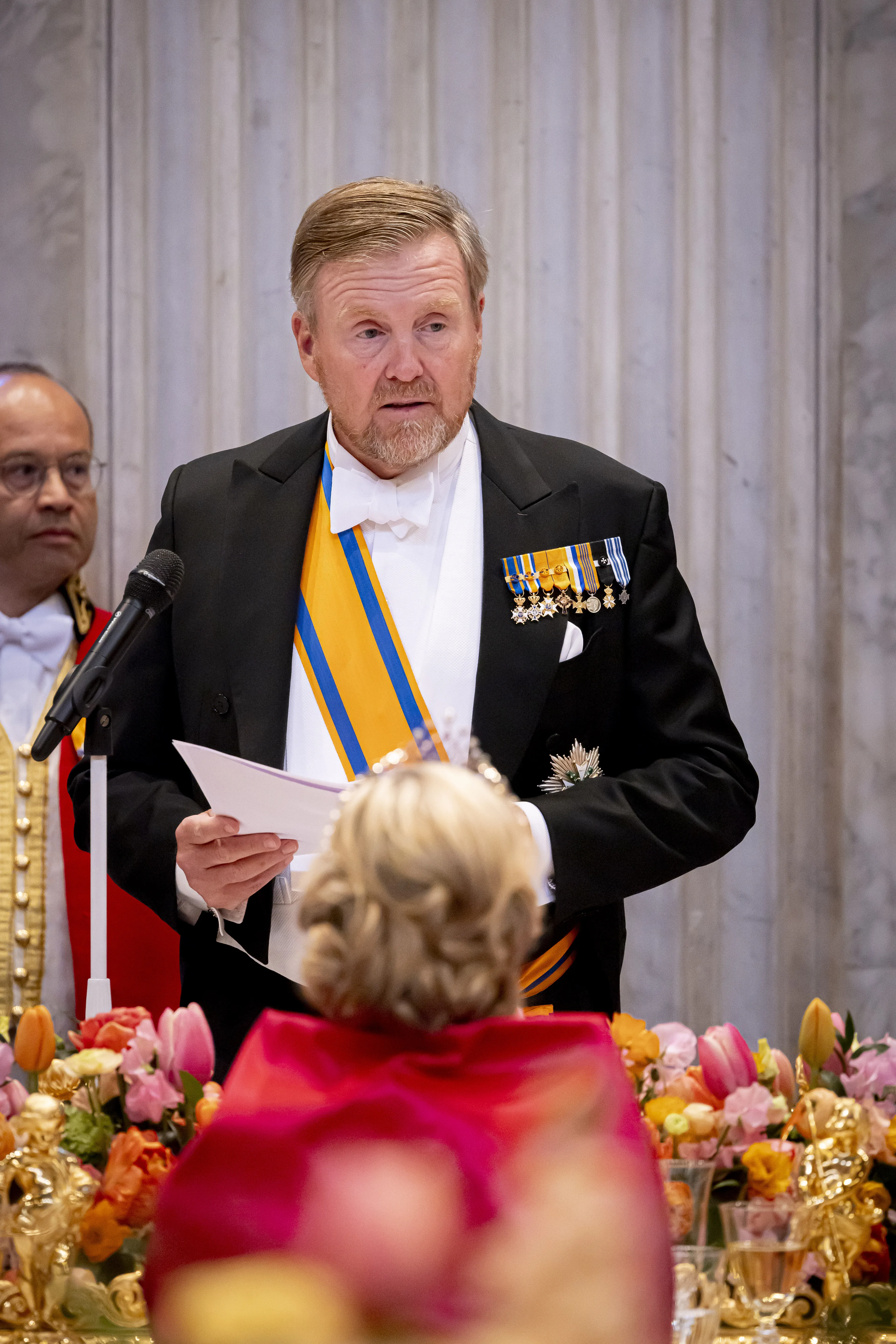 De koning moedigt het werk van de diplomaten aan.