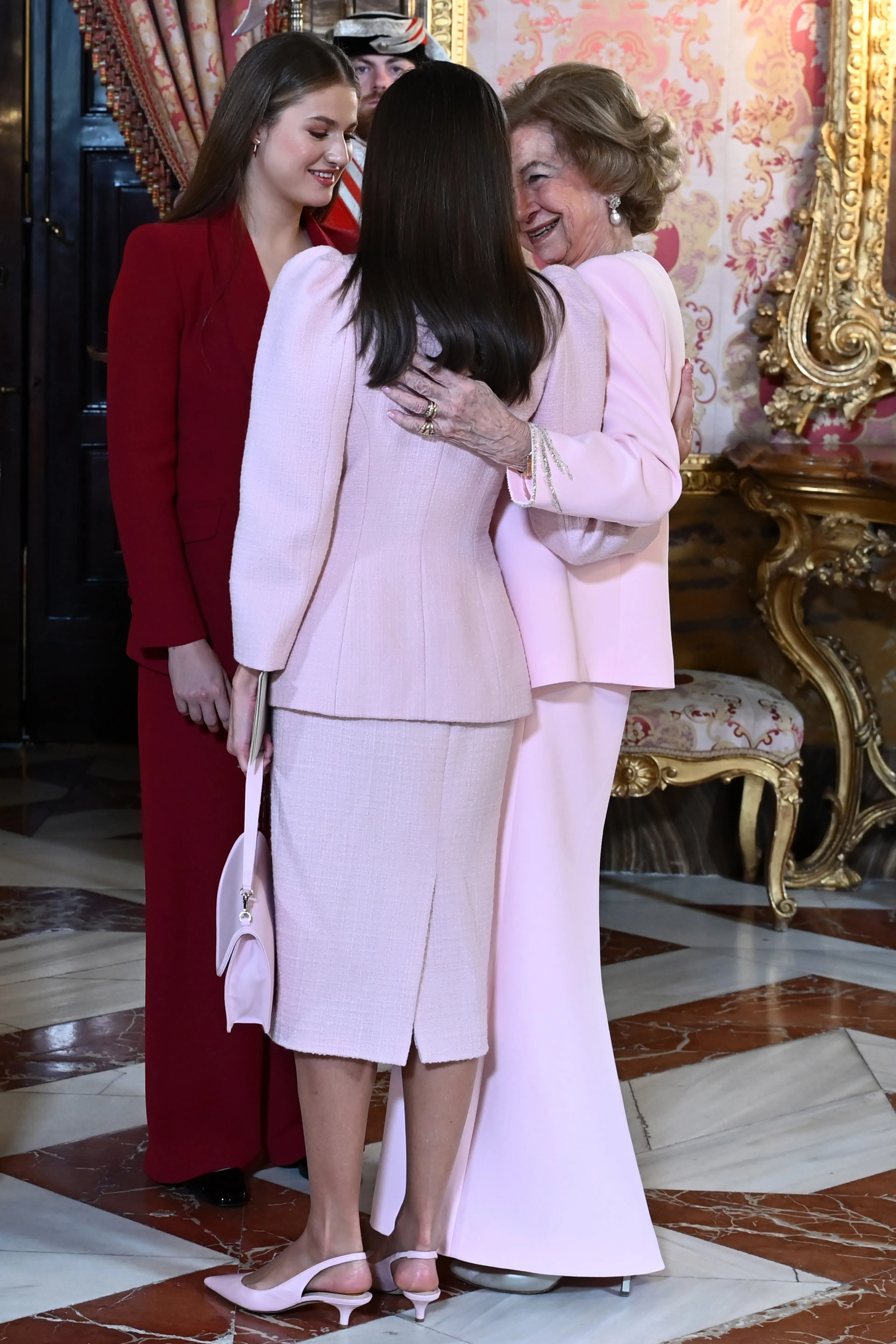 Letizia en Sofía waren allebei in het lichtroze gekleed.
