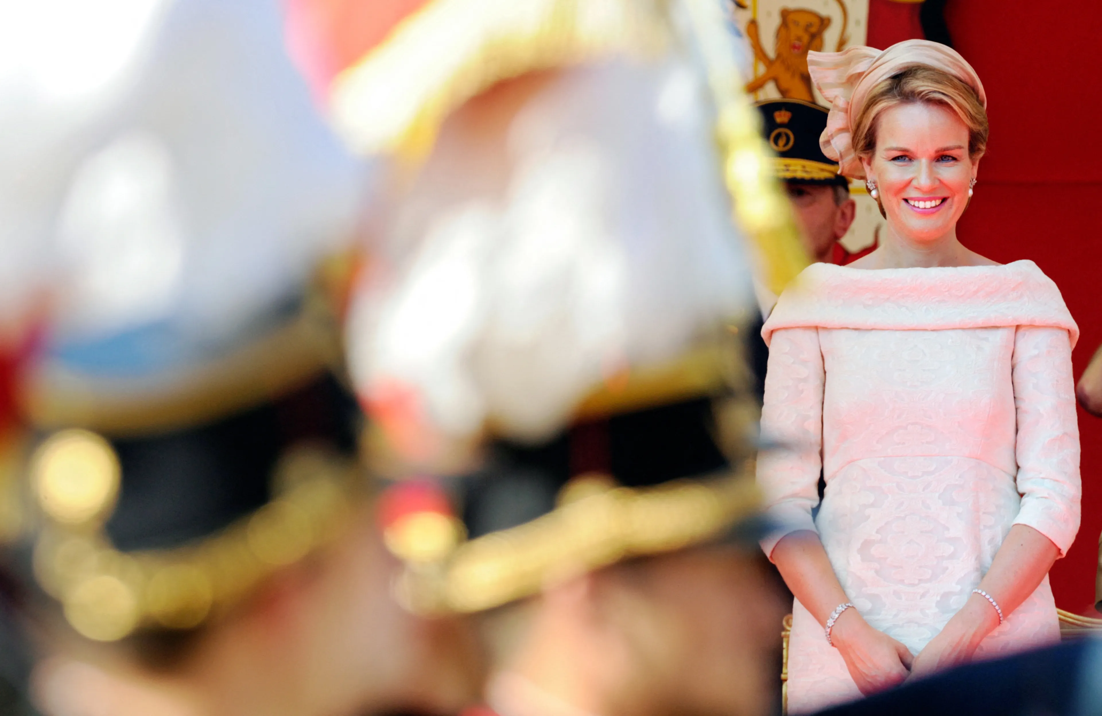 De koningin in de lichtroze jurk.