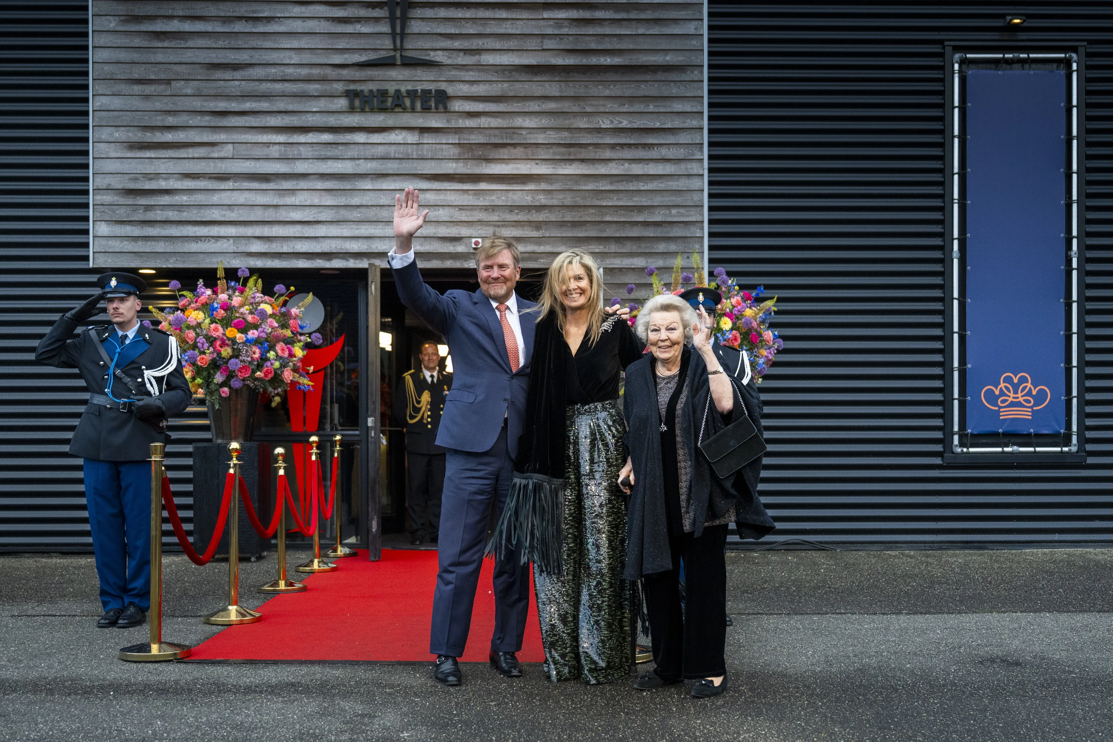 Koning Willem-Alexander, koningin Máxima en prinses Beatrix bij aankomst in Dokkum.
