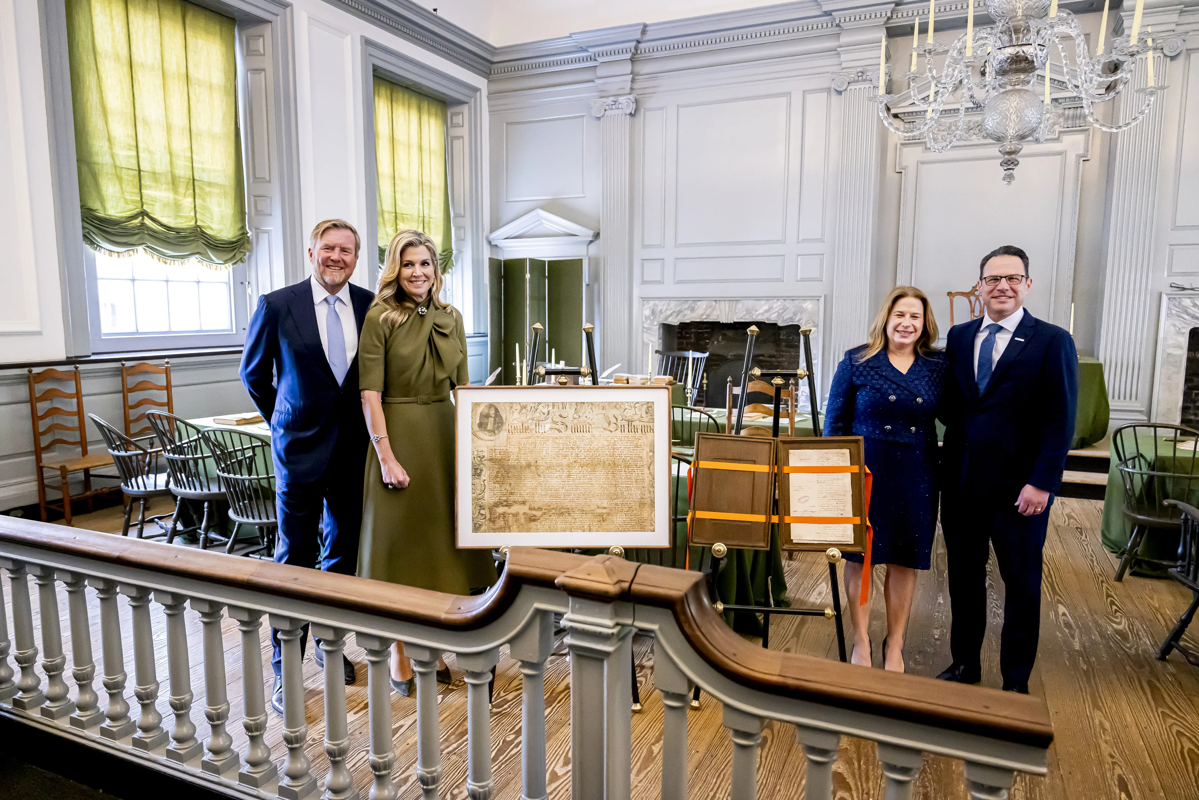 De koning geeft een kopie van het Plakkaat van Verlatinge aan de gouverneur cadeau.