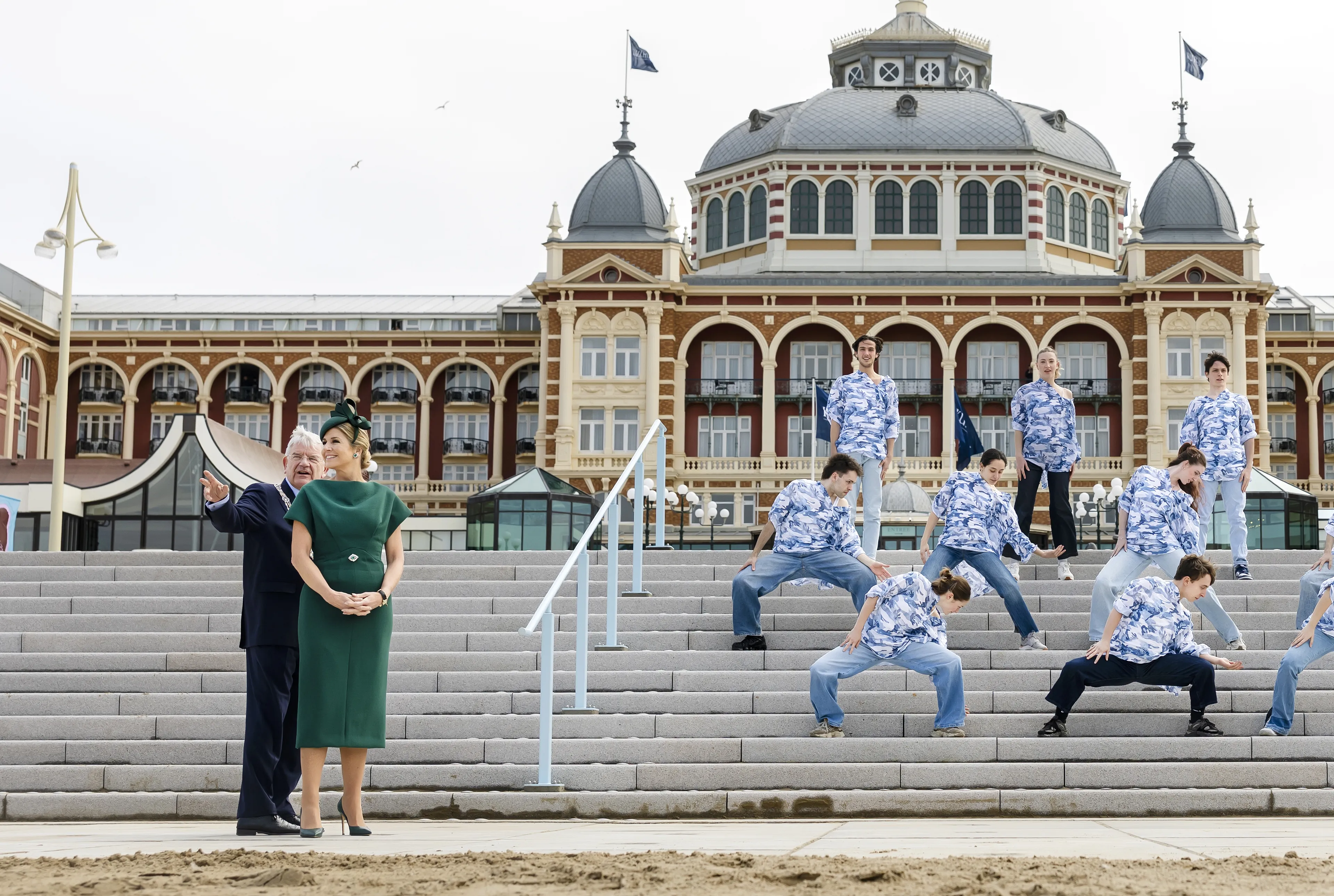 Na de onthulling dansen er dansers op het nummer 'Freedom' van Beyoncé.