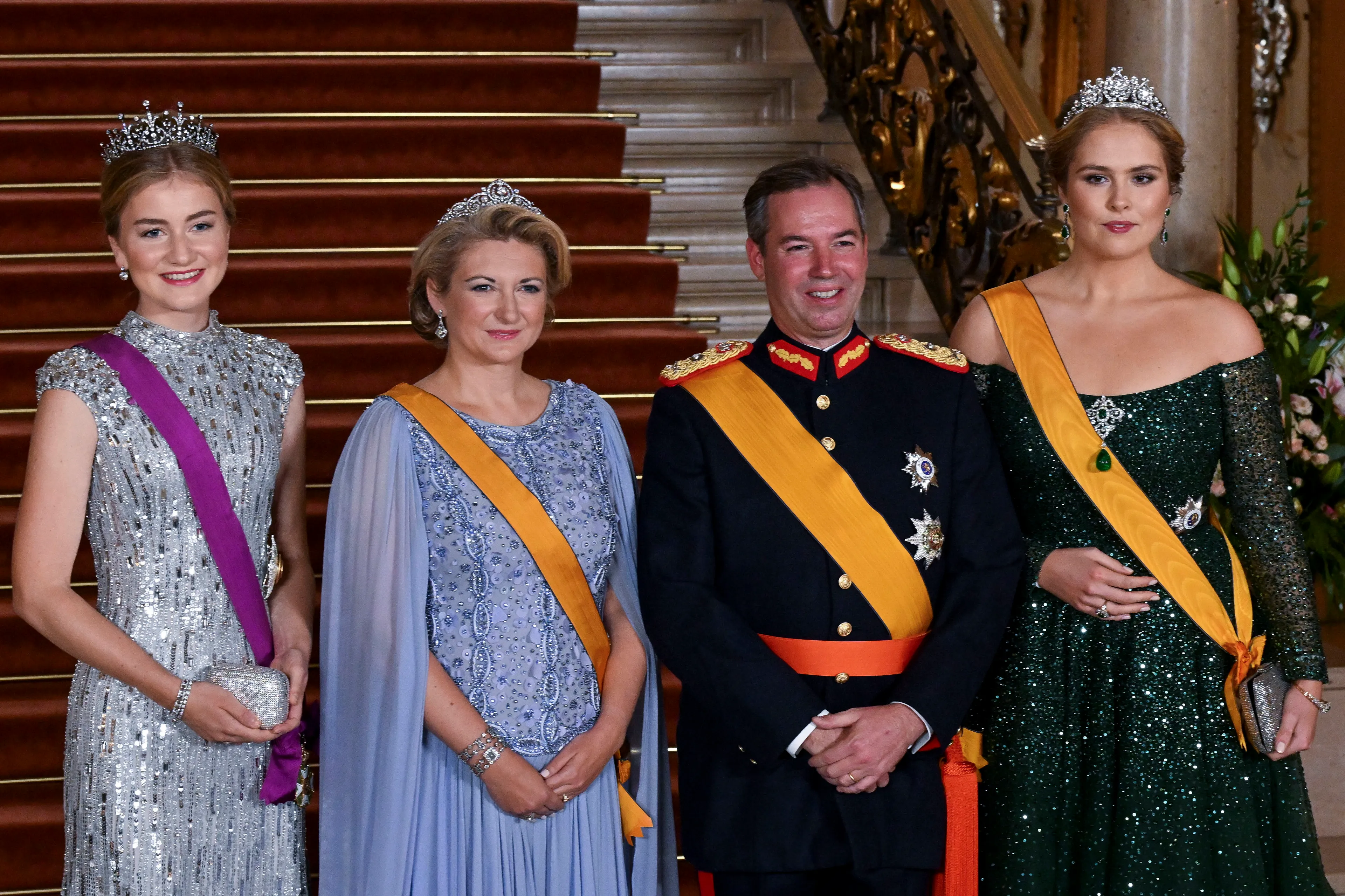 Prinses Elisabeth naast prinses Amalia en groothertog en groothertogin van Luxemburg.