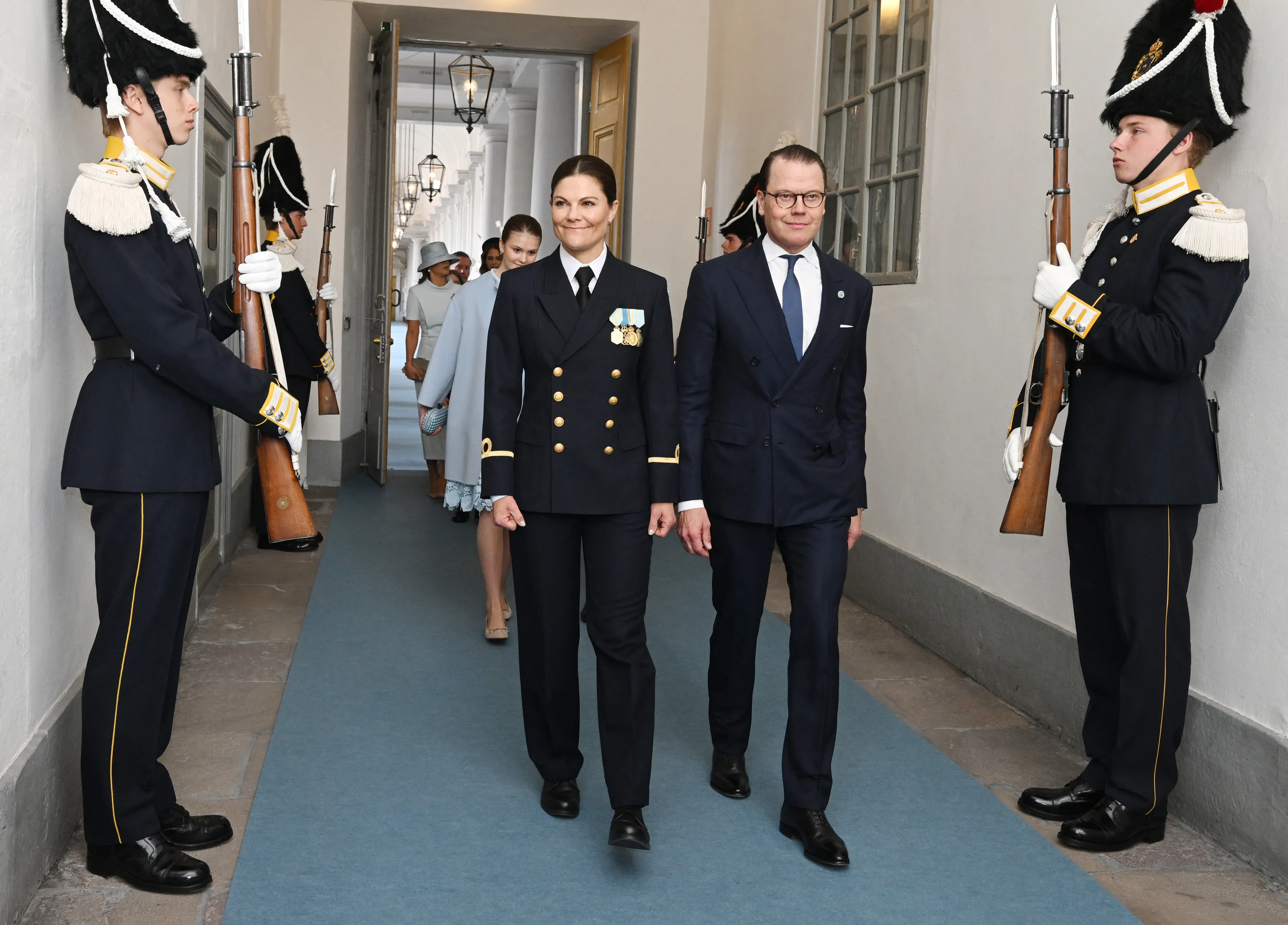 Kroonprinses Victoria en prins Daniël. Achter hen lopen hun kinderen prinses Estelle en prins Oscar.