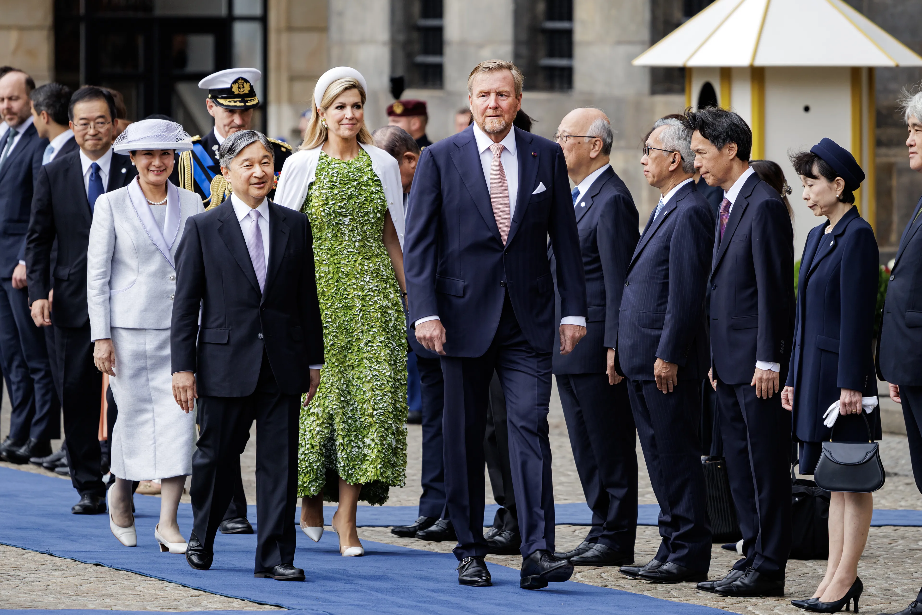 Het viertal op weg naar de welkomstceremonie.