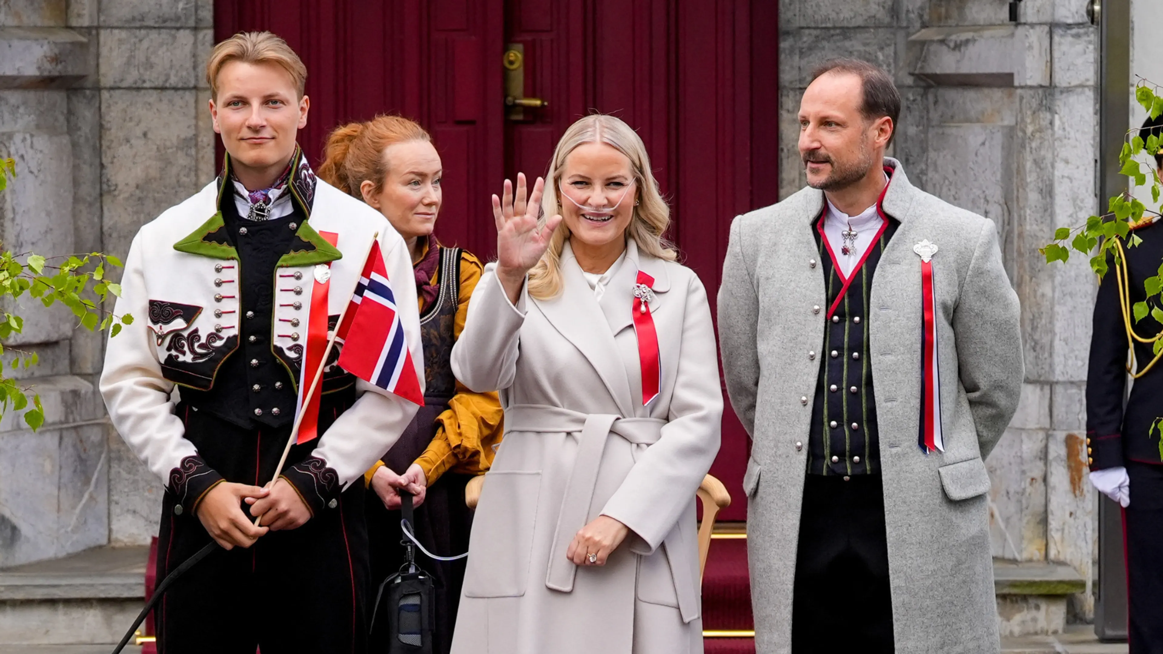 Mette-Marit bij Noorse feestdag met zuurstofslang, Ingrid Alexandra viert mee vanuit Australië