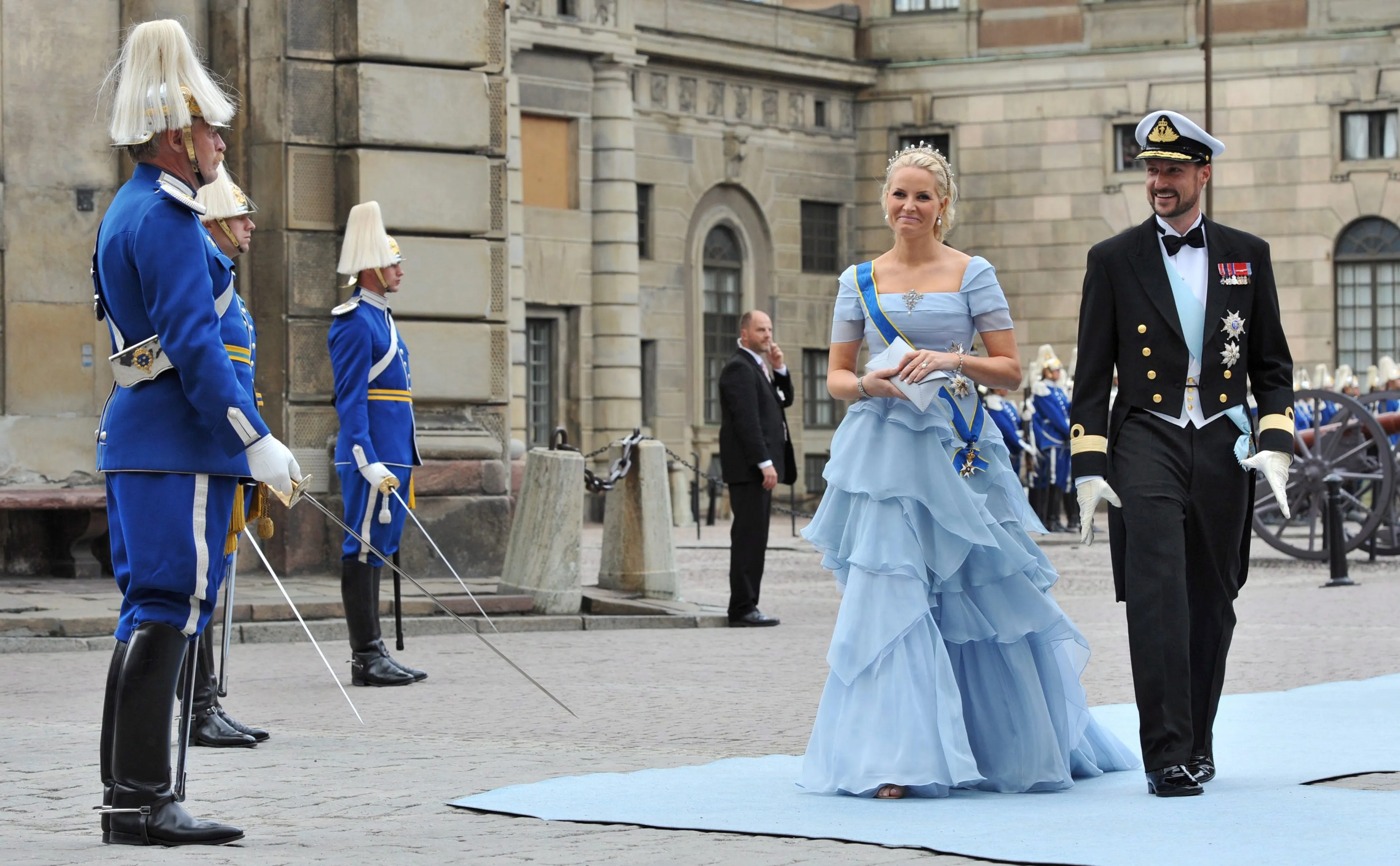 Mette-Marit bij het huwelijk van Victoria.