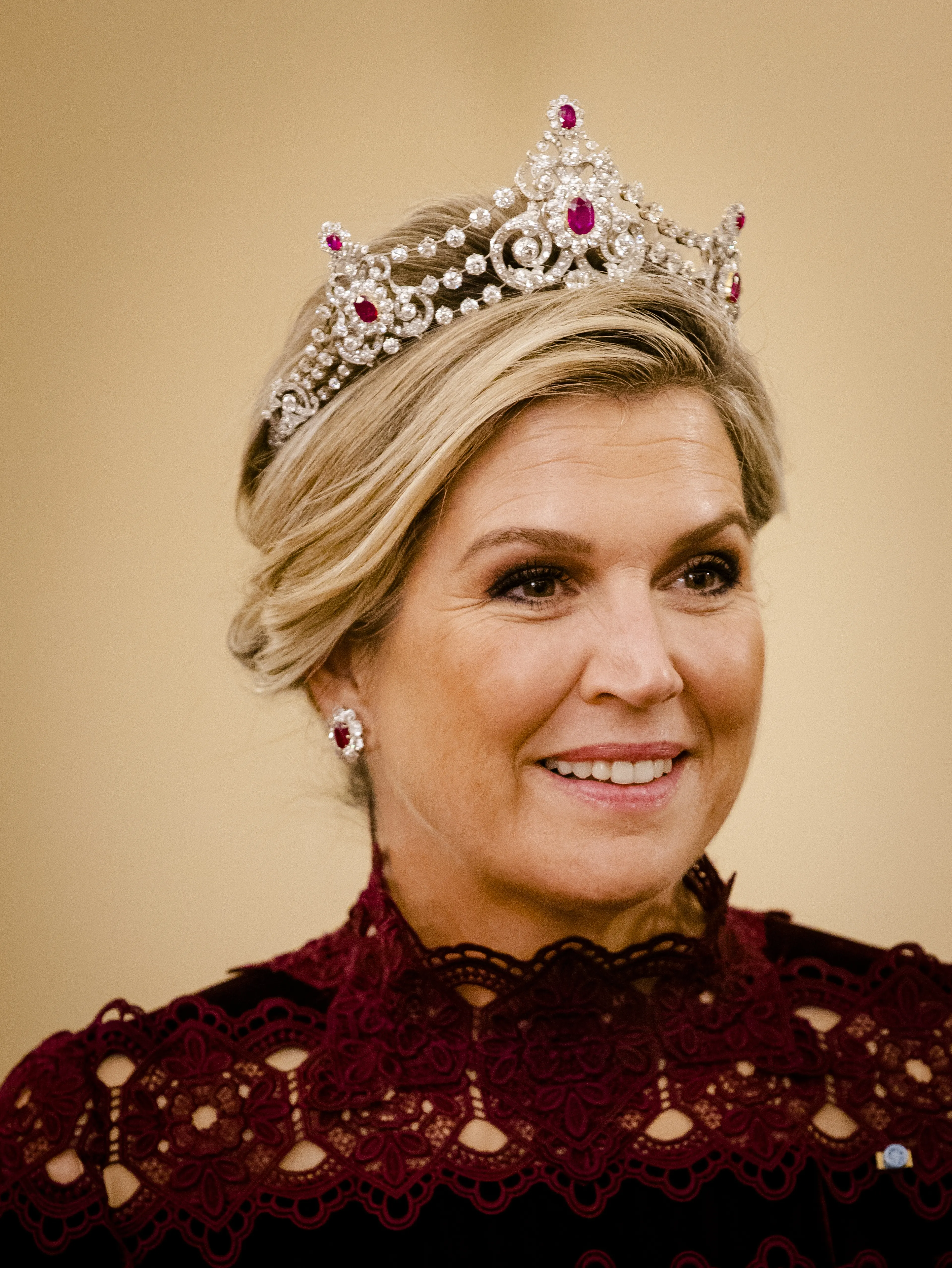 Koningin Máxima draagt het diadeem en oorhangers van het Mellerio parure tijdens het staatsbanket in Griekenland (2022).